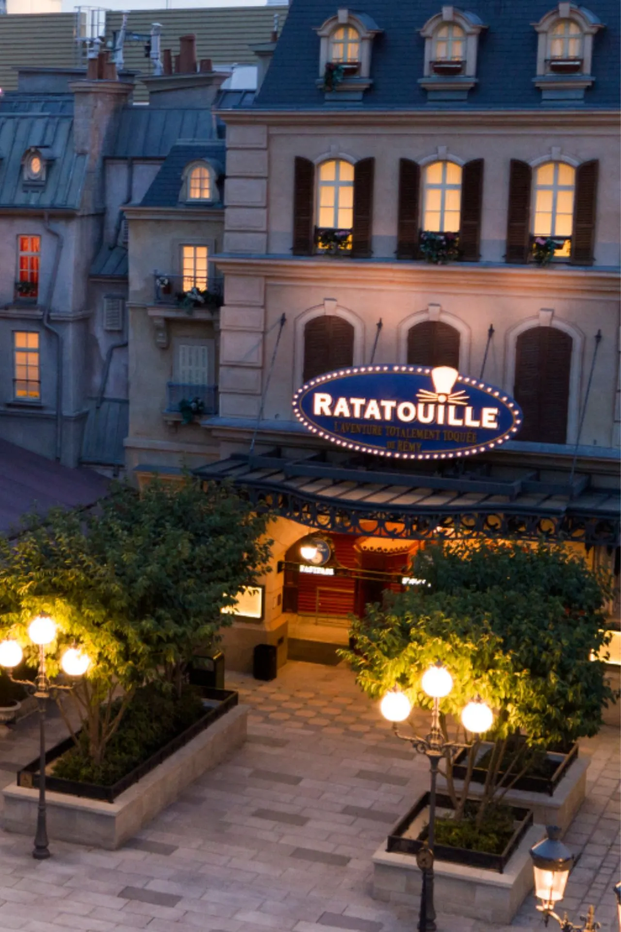 Ratatouille-attractie in Walt Disney Studios Park, Disneyland Parijs, met sfeervolle Parijse gevels, verlichte lantaarns en het bord 'Ratatouille' bij de ingang.