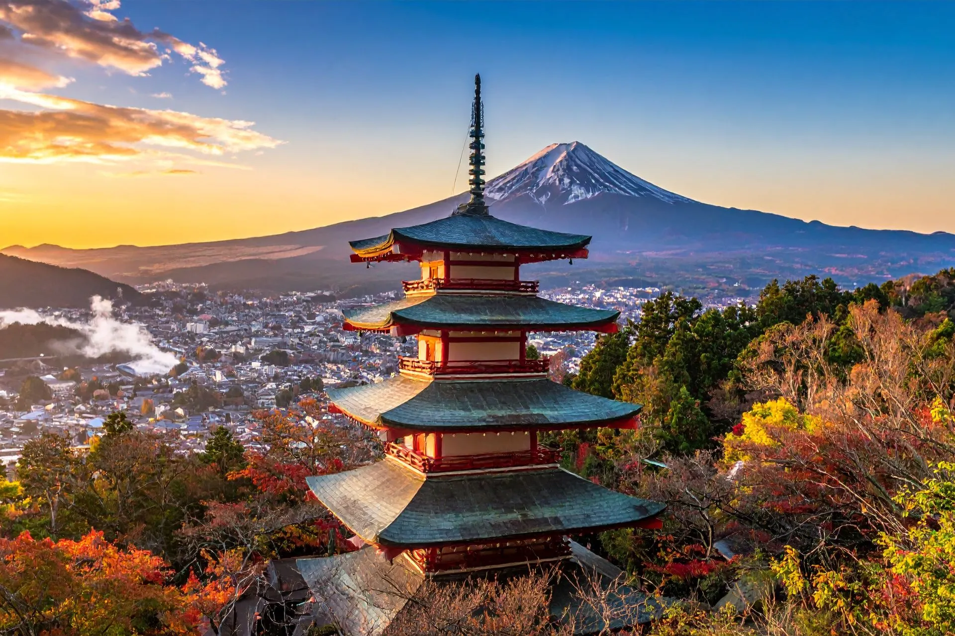 Groepsrondreis van Sawadee door Japan met traditionele pagode en Mount Fuji op de achtergrond
