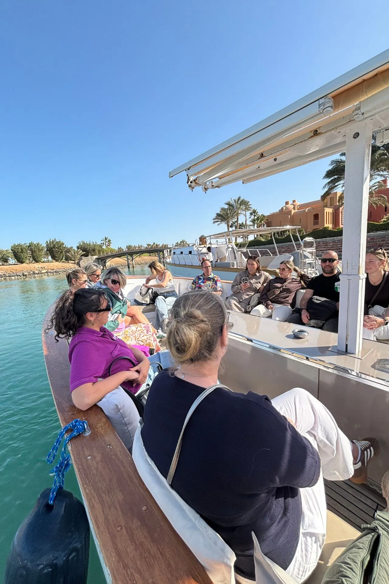 Boottocht door de lagunes van El Gouna met helder water en uitzicht op luxe resorts.
