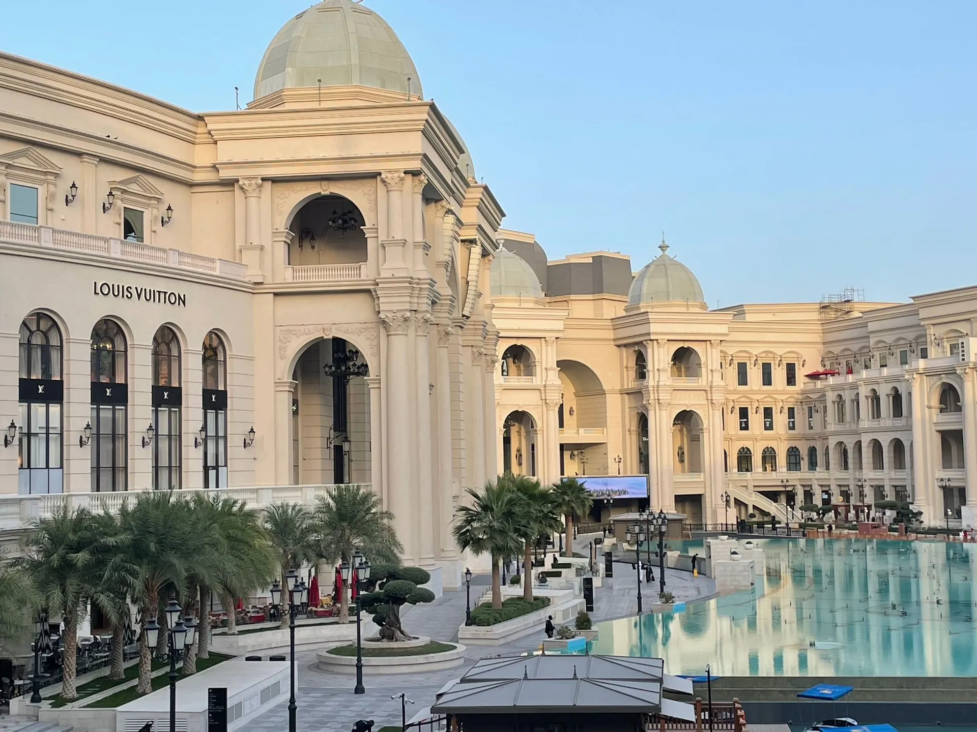 Place Vendome, een indrukwekkend winkelcentrum, gaf ons het gevoel even in Parijs te zijn, en biedt een breed scala aan internationale merken.