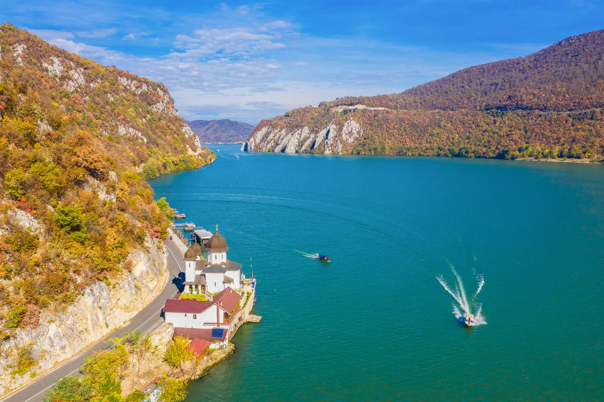 De Donau rivier kronkelt door een landschap van groene bergen