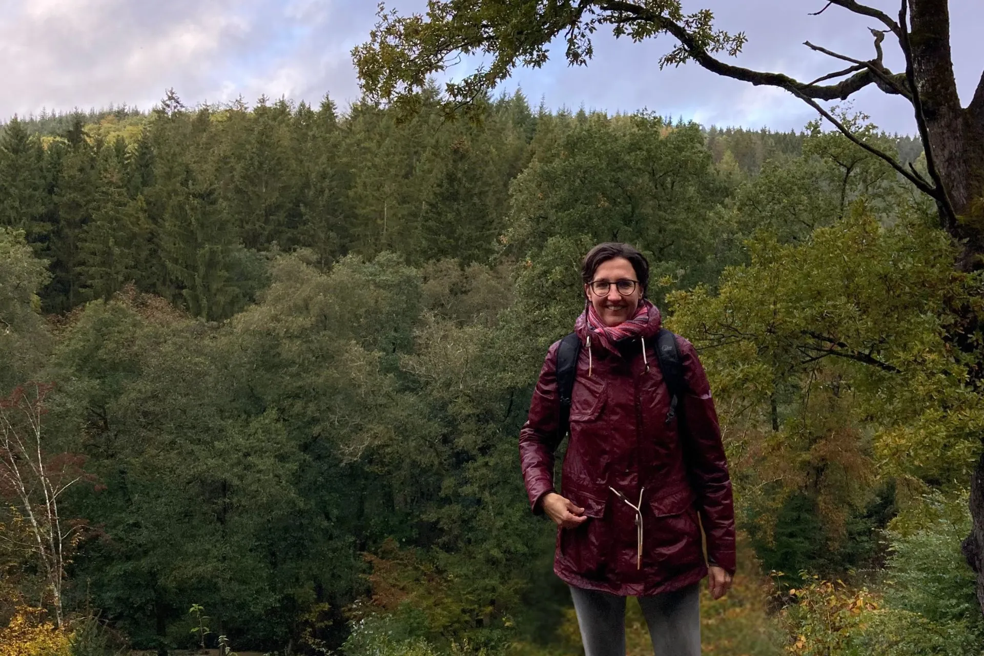 Reisspecialist Susan geniet van het uitzicht in de bosrijke omgeving van Eislek, Luxemburg.