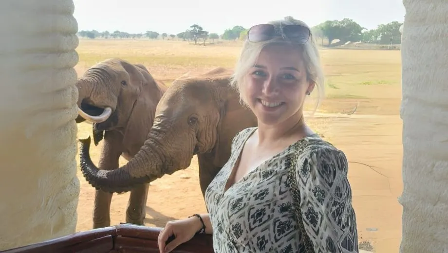 Reisadviseur Tara met twee olifanten bij Salt Lick Lodge in Kenia.