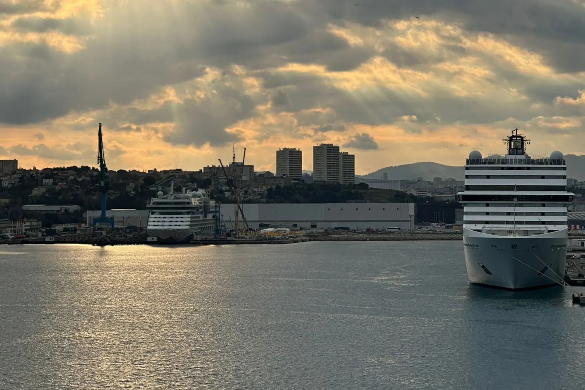 Cruiseschepen in de haven tijdens zonsondergang aan boord van de Costa Toscana
