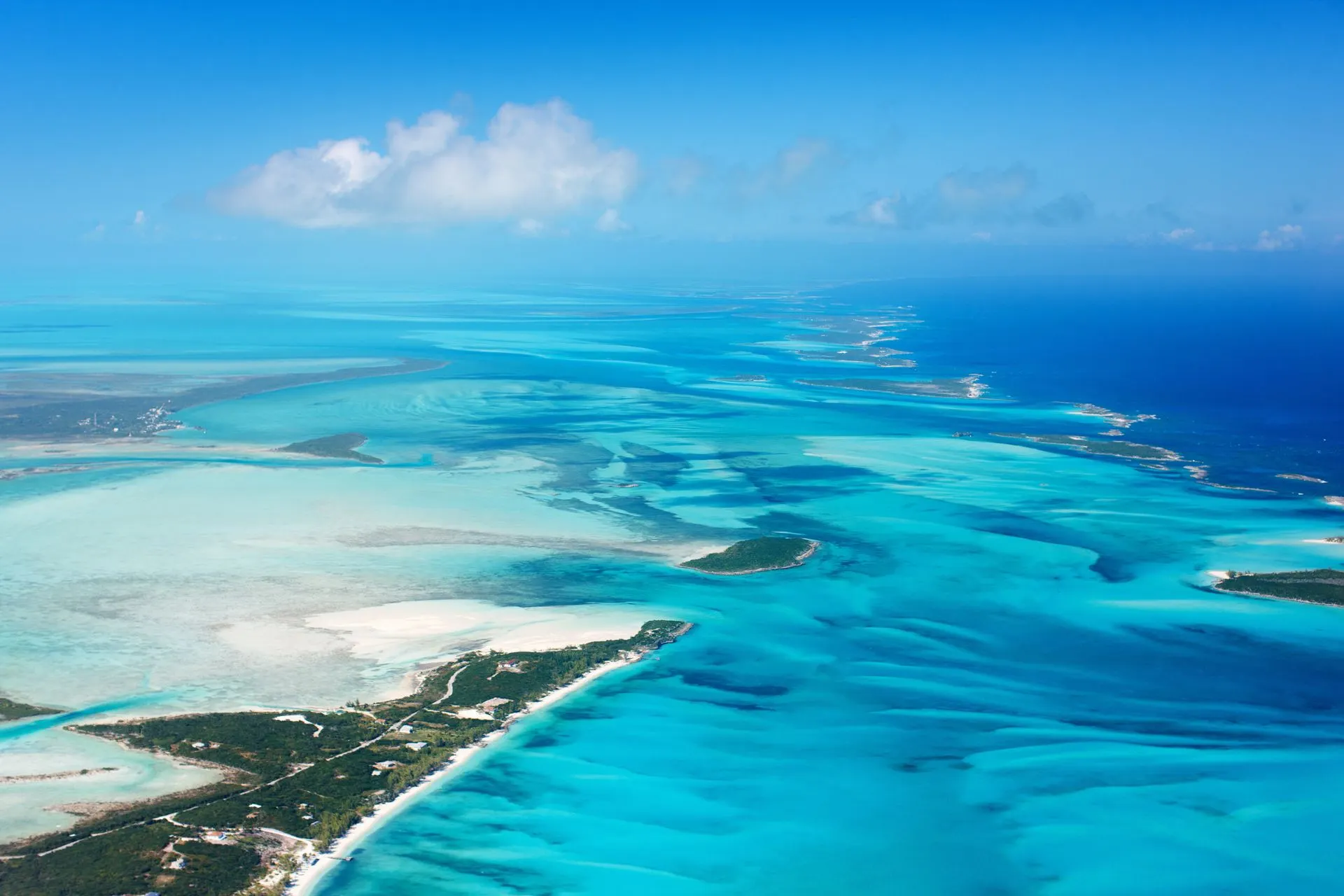 Witte zandstranden en kristalhelder turquoise water van de Bahama's, met een kalme en tropische sfeer.