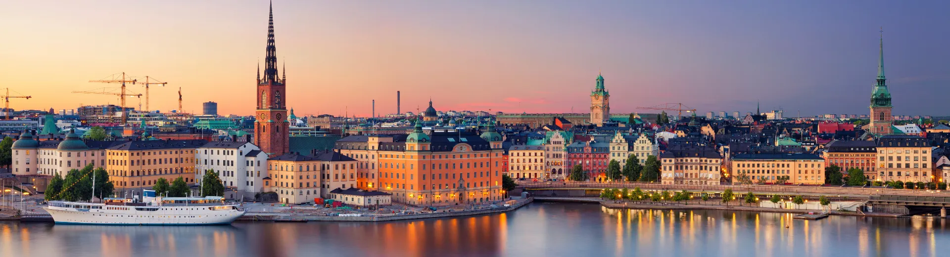 Stedentrip Stockholm - Stockholm, de bruisende hoofdstad van Zweden, is een unieke mix van moderne architectuur, historische charme en adembenemende natuur. De stad, gebouwd op 14 eilanden die met bruggen verbonden zijn, biedt een fantastische combinatie van cultuur, historie en ontspanning. Of je nu door de geplaveide straatjes van Gamla Stan (de oude stad) wandelt, de prachtige Koninklijke paleizen bewondert of een boottocht maakt door de betoverende archipel, Stockholm is een ideale bestemming voor een stedentrip.