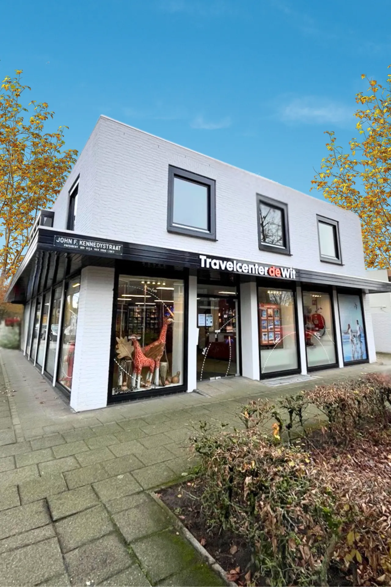 Vestiging Travelcenter de Wit filiaal in Heesch, schuin gefotografeerd met blauwe lucht.