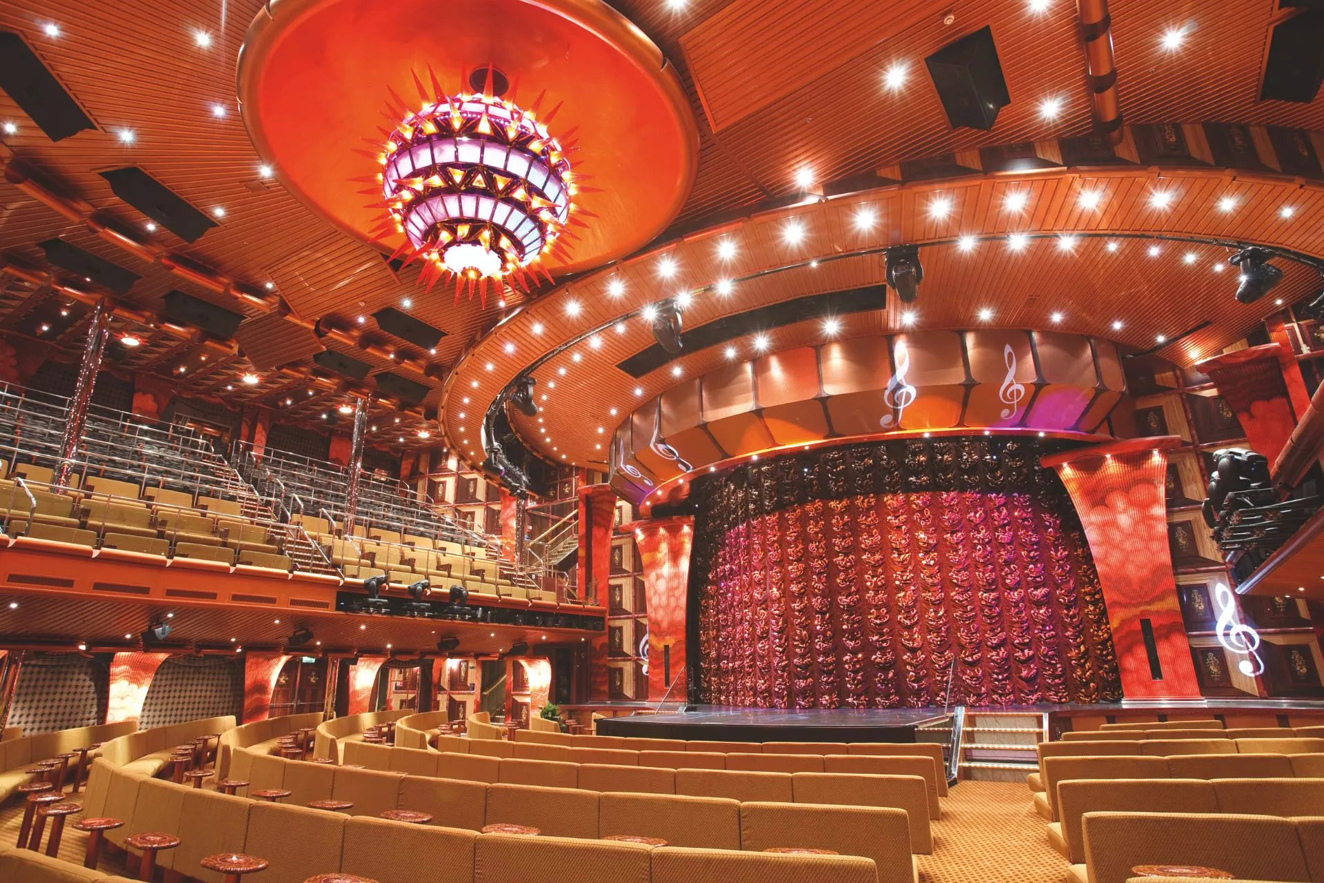 Theater aan boord van Costa Cruises met grote zaal en podium voor shows, live muziek en avondentertainment tijdens een Italiaanse cruise-ervaring.

