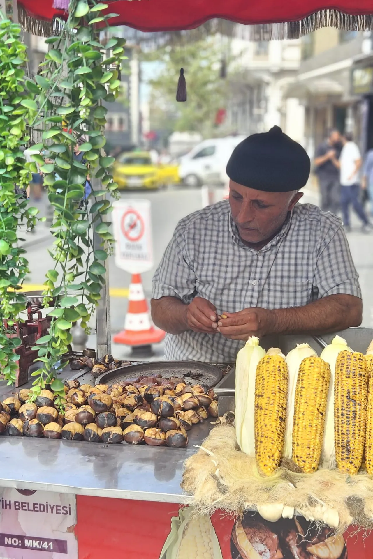 Turkije- Istanbul- straat verkoper eten mais en mooie oudere man 
