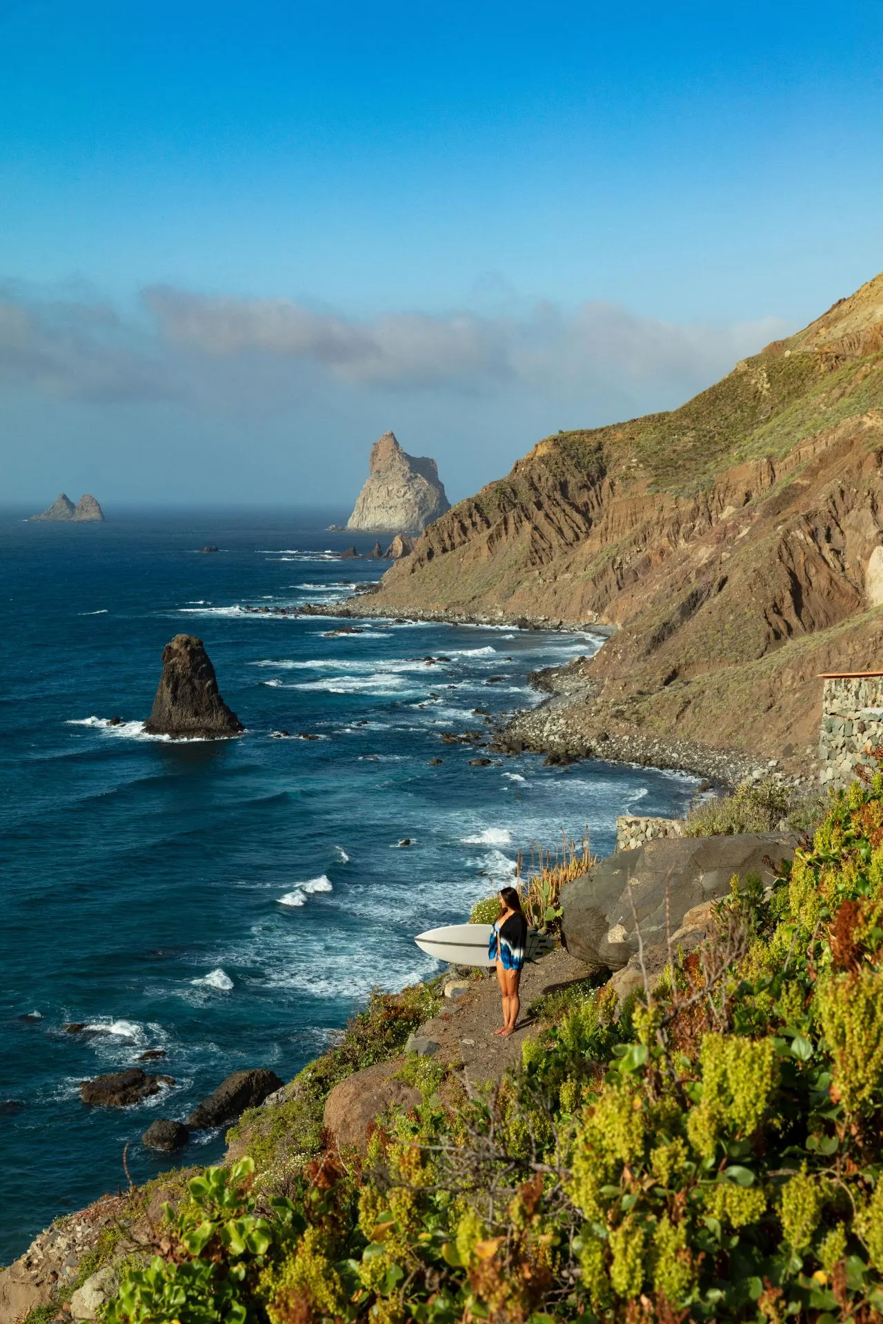 Ruige kustlijn van Noord‑Tenerife met steile kliffen, wilde zee en ongerepte natuur langs de Atlantische Oceaan. De noordkust van Tenerife staat bekend om haar ruige kliffen, wilde zee en ongerepte natuur. Langs deze kust ervaar je Tenerife op z’n puurst, met spectaculaire uitzichten en wandelroutes die natuur en oceaan met elkaar verbinden.
