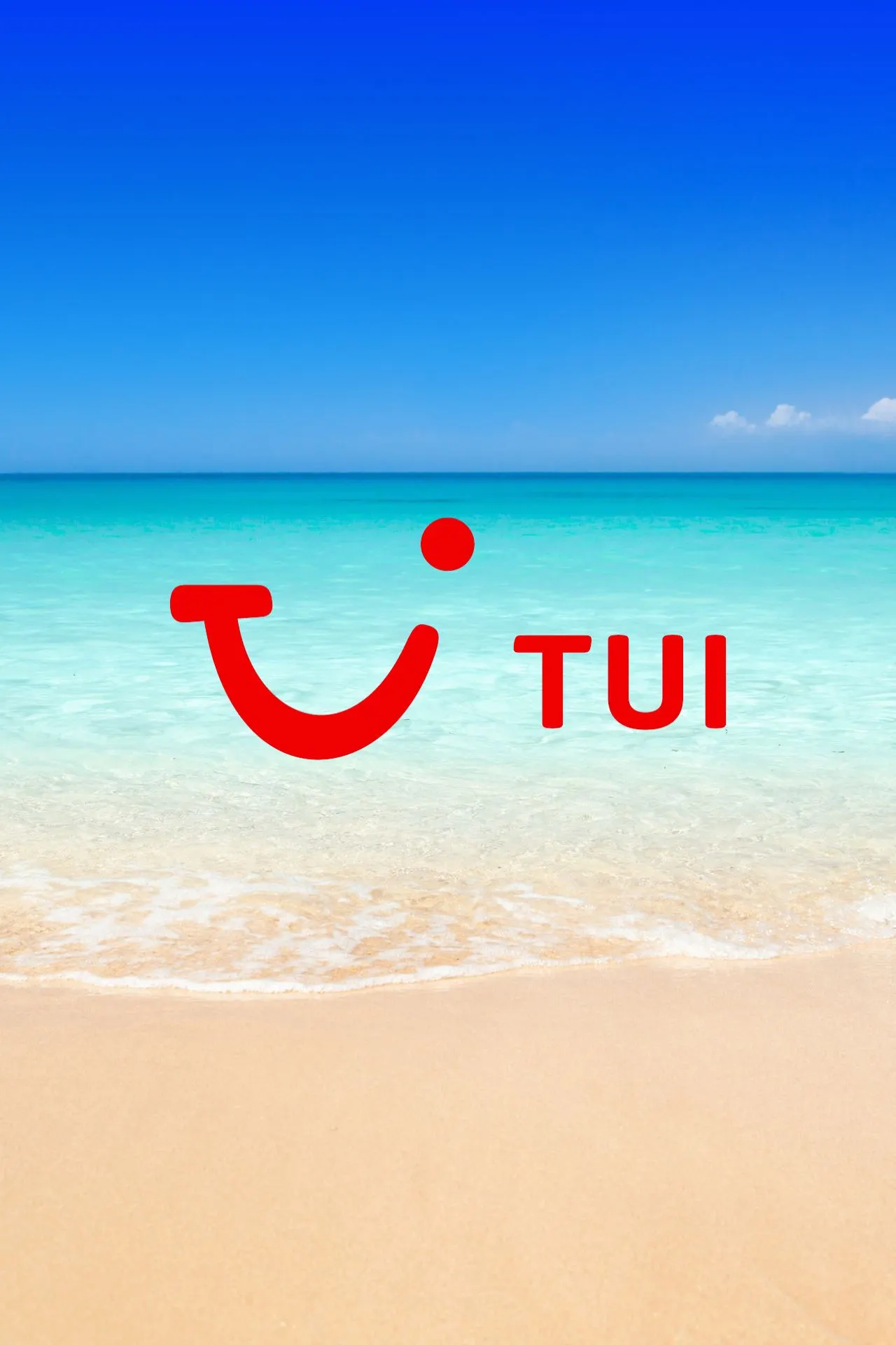 Tui logo met een strandachtergrond.