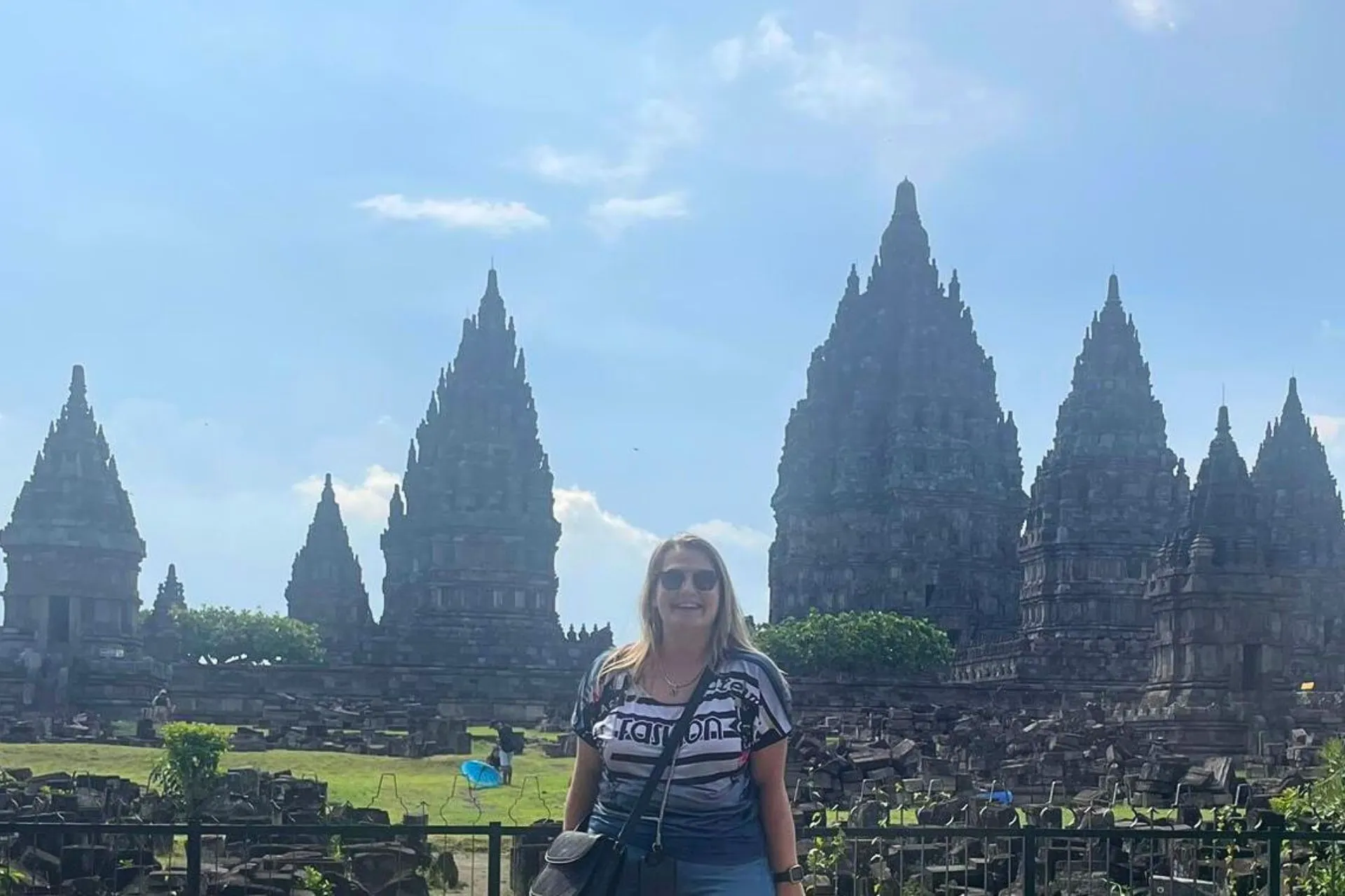 Reisadviseur Naomi voor de Prambanan-tempels op Java, een Hindoeïstisch tempelcomplex omgeven door groen.