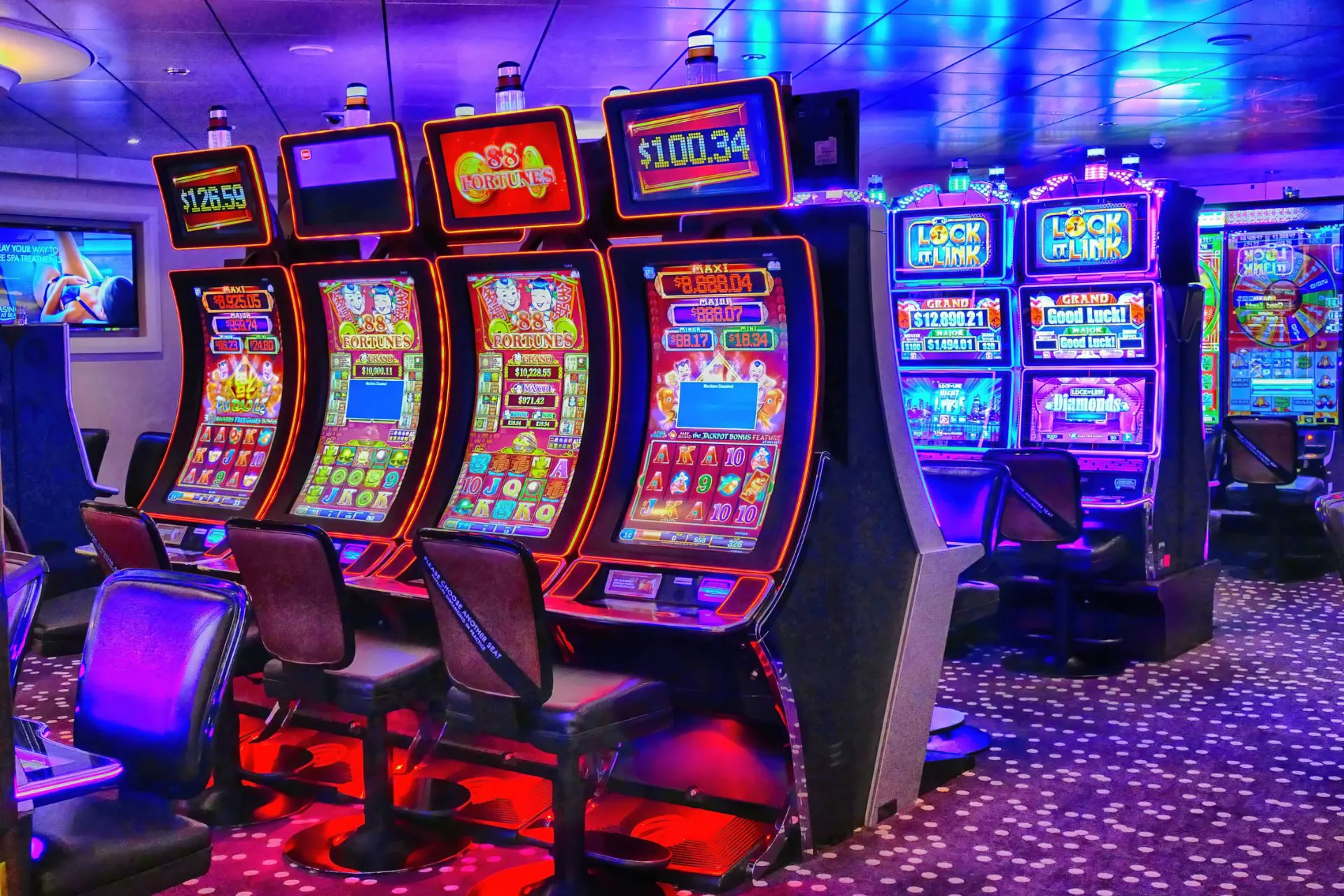 Fel verlichte gokkasten met kleurrijke displays in een casino