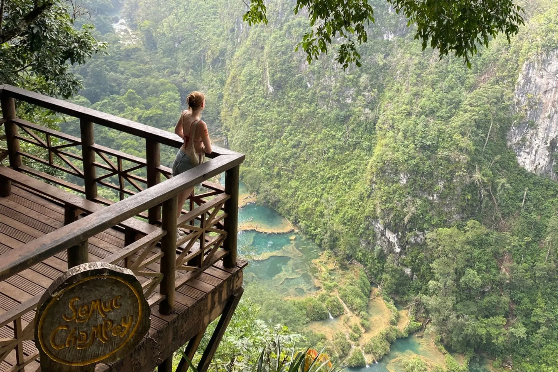 Uitzicht vanaf het mirador over de turquoise natuurlijke zwembaden van Semuc Champey in de jungle van Guatemala.