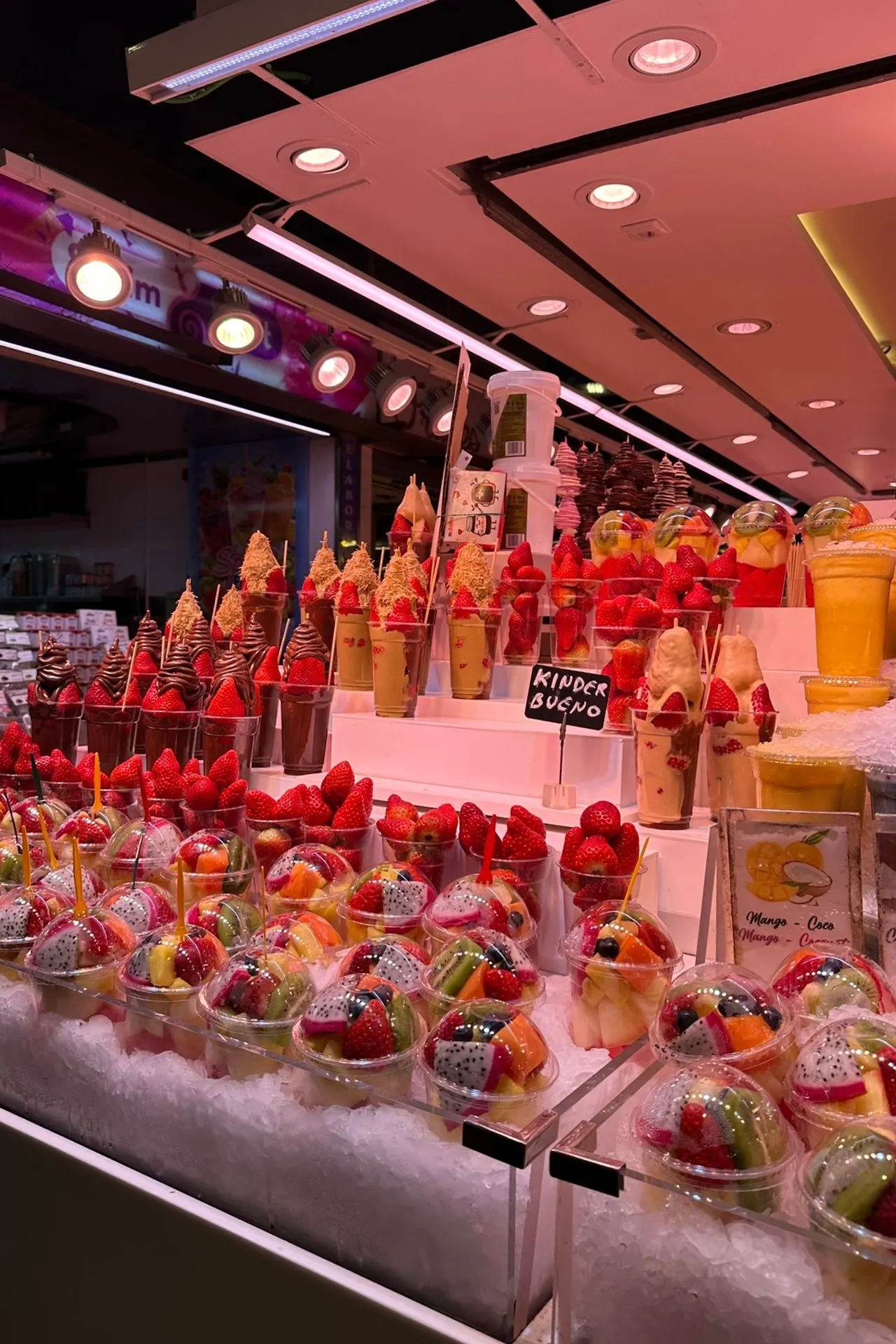 Vers fruit en smoothies op de Mercat de la Boqueria in Barcelona tijdens een cruise‑stop

