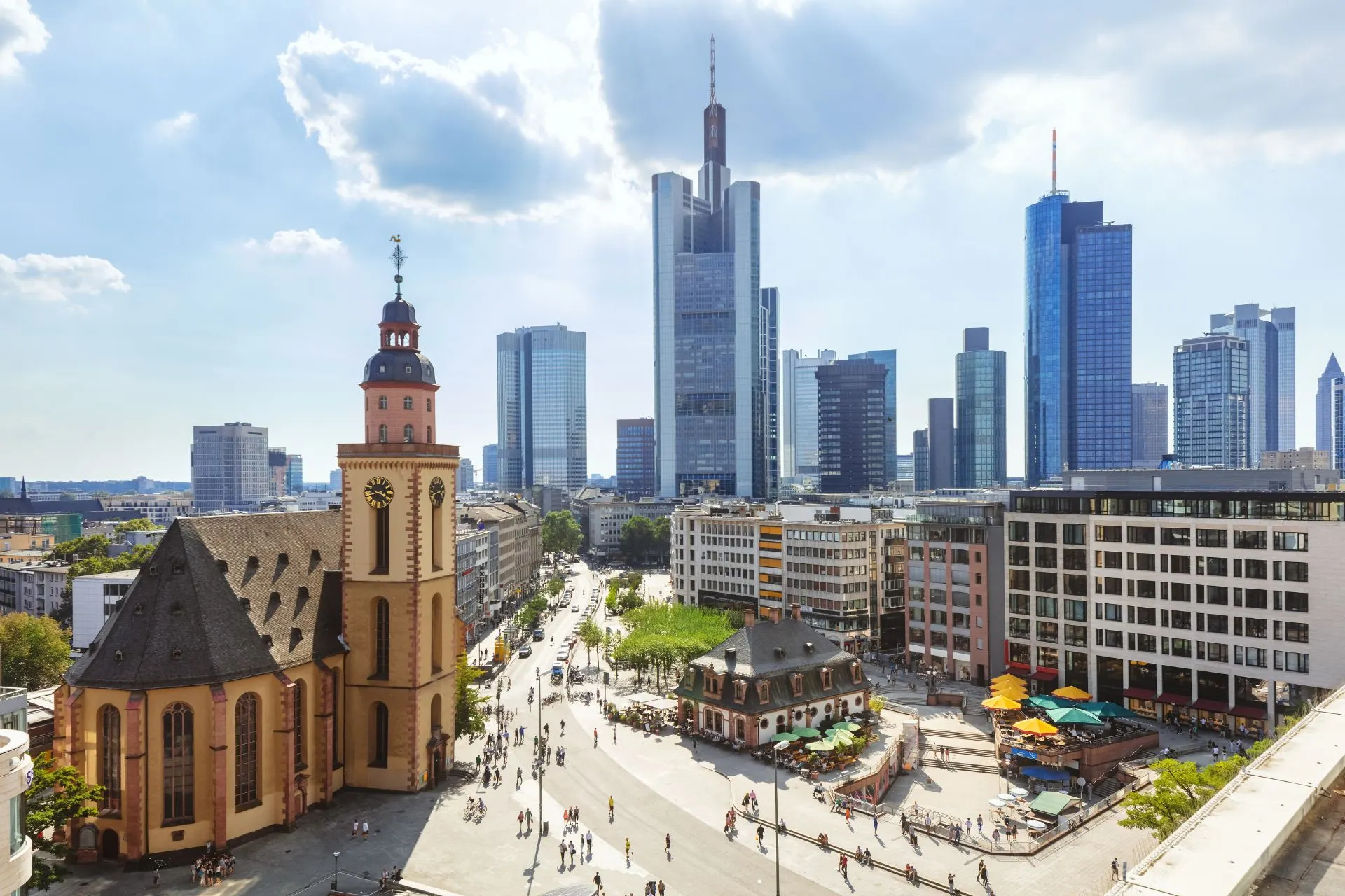  Frankfurt is de perfecte mix van modern en historisch. Vliegen vanaf Frankfurt biedt veel mogelijkheden voor zowel zakelijke als toeristische bestemmingen.
