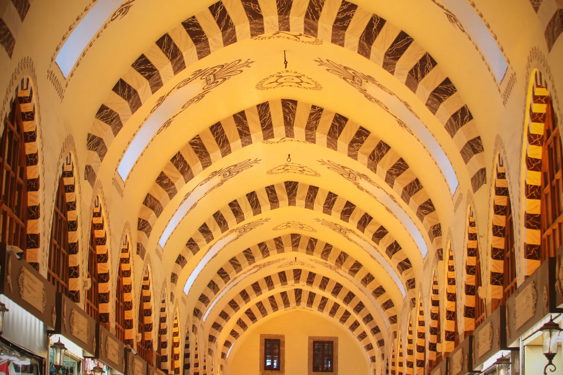 Turkije - Istanbul- egyptische kruidenmarkt in istanbul binnen plafond