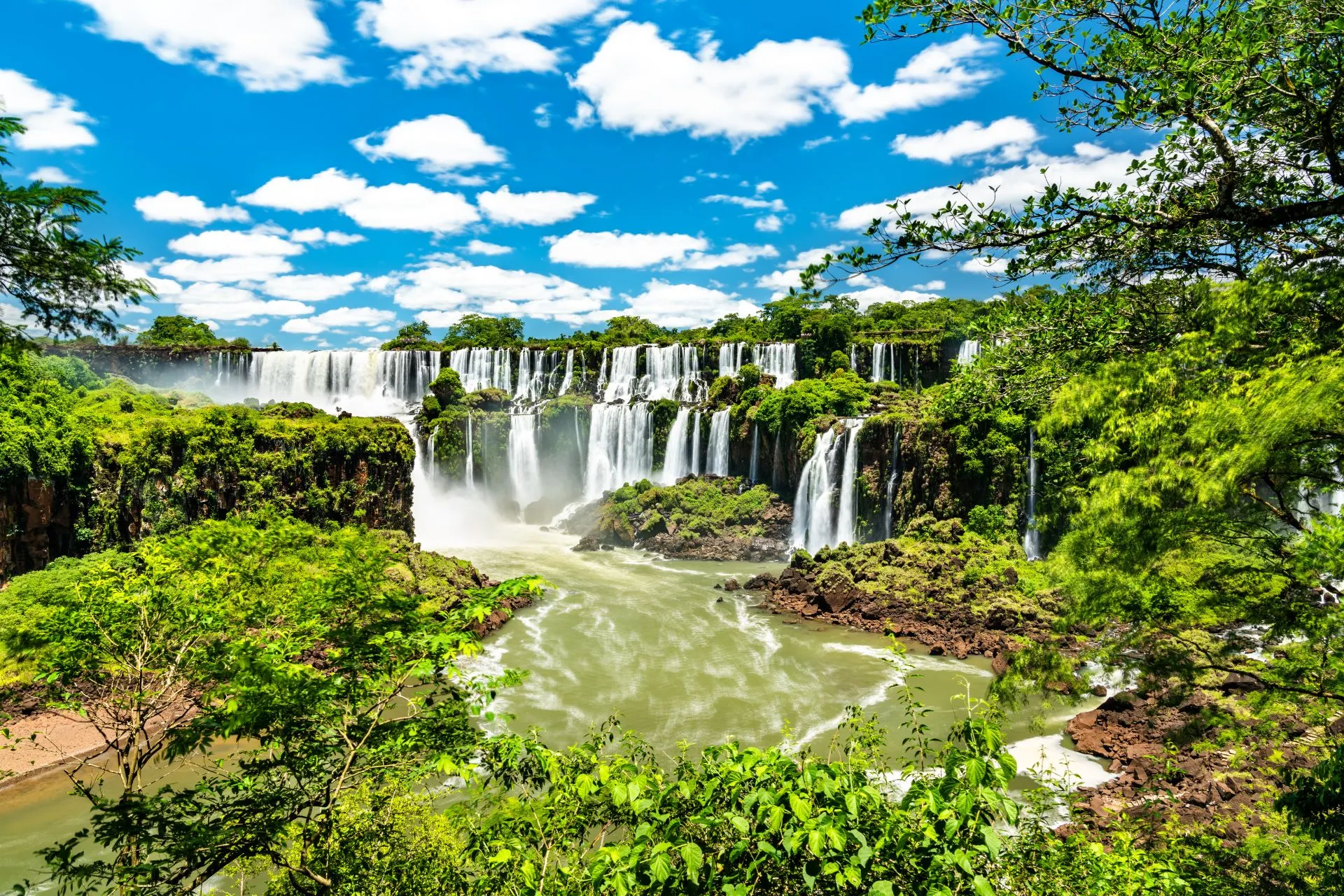Iguazú-watervallen op de grens van Argentinië en Brazilië met indrukwekkende watervallen, tropisch regenwoud en weelderige natuur in Zuid-Amerika.
