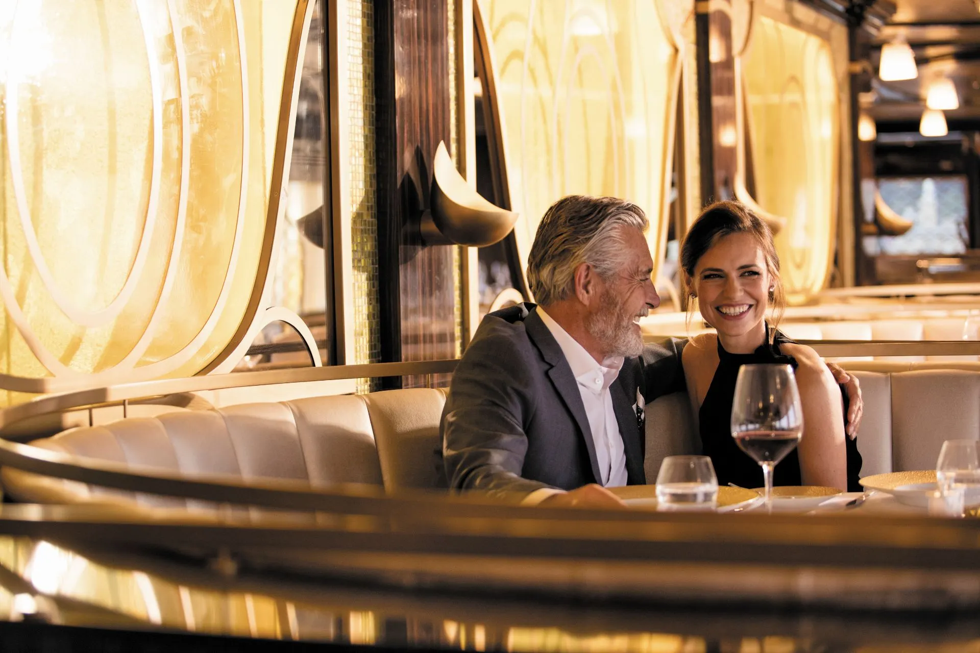 Gastronomisch dineren in een specialiteitenrestaurant van Regent Seven Seas Cruises. Dineren aan boord van Regent Seven Seas Cruises is een belevenis op zich. In de inbegrepen specialiteitenrestaurants geniet je van verfijnde gerechten, hoogwaardige ingrediënten en uitstekende service, zonder extra kosten.
