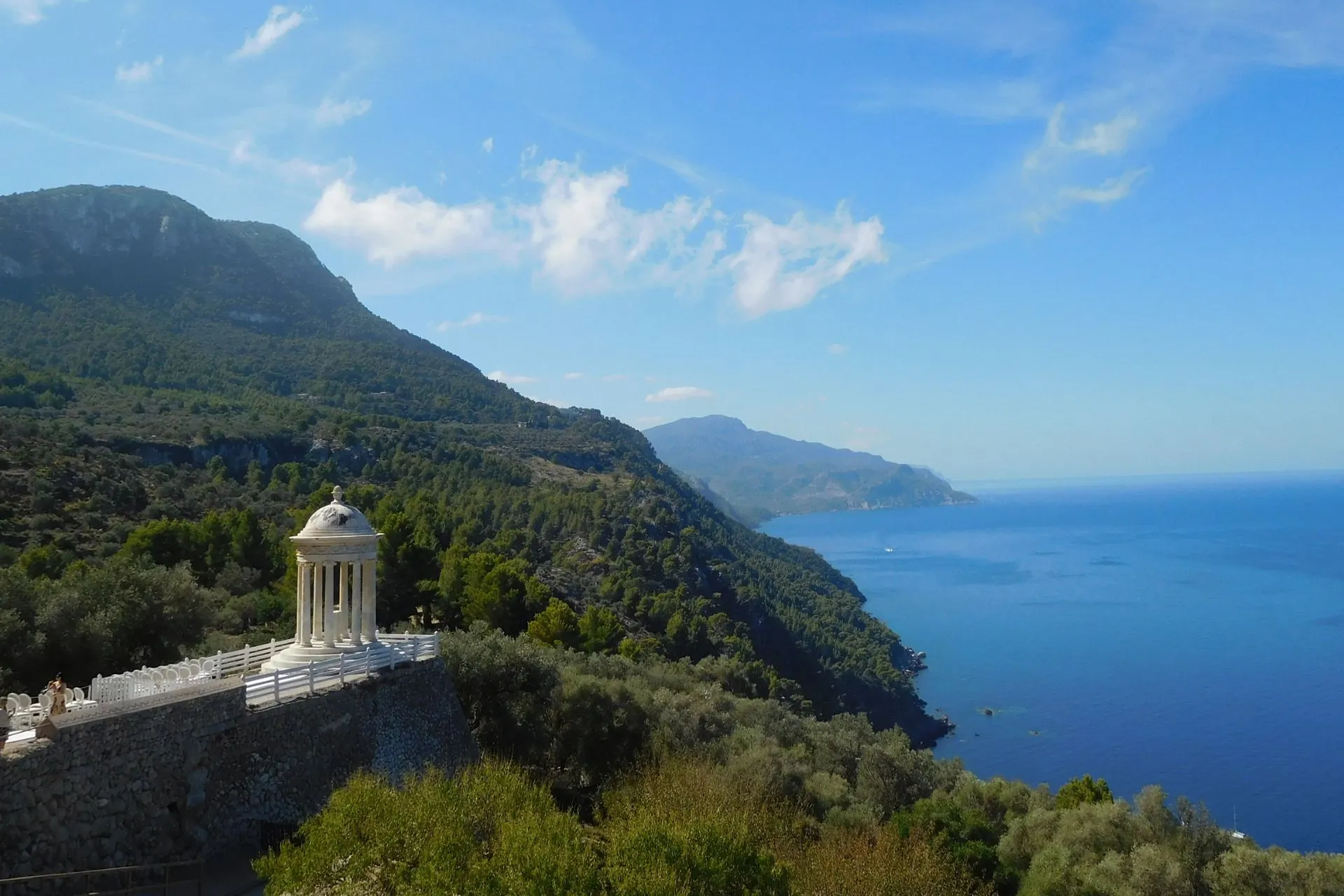 Adembenemend uitzicht vanaf Son Morroig op Mallorca met een wit marmeren monument en panoramisch zicht over de blauwe Middellandse Zee en groene bergen van de Serra de Tramuntana. Deze iconische plek op het eiland is een populaire trouwlocatie en een must-see voor natuurliefhebbers en fotografen. Perfect voor een excursie tijdens een vakantie op Mallorca.
