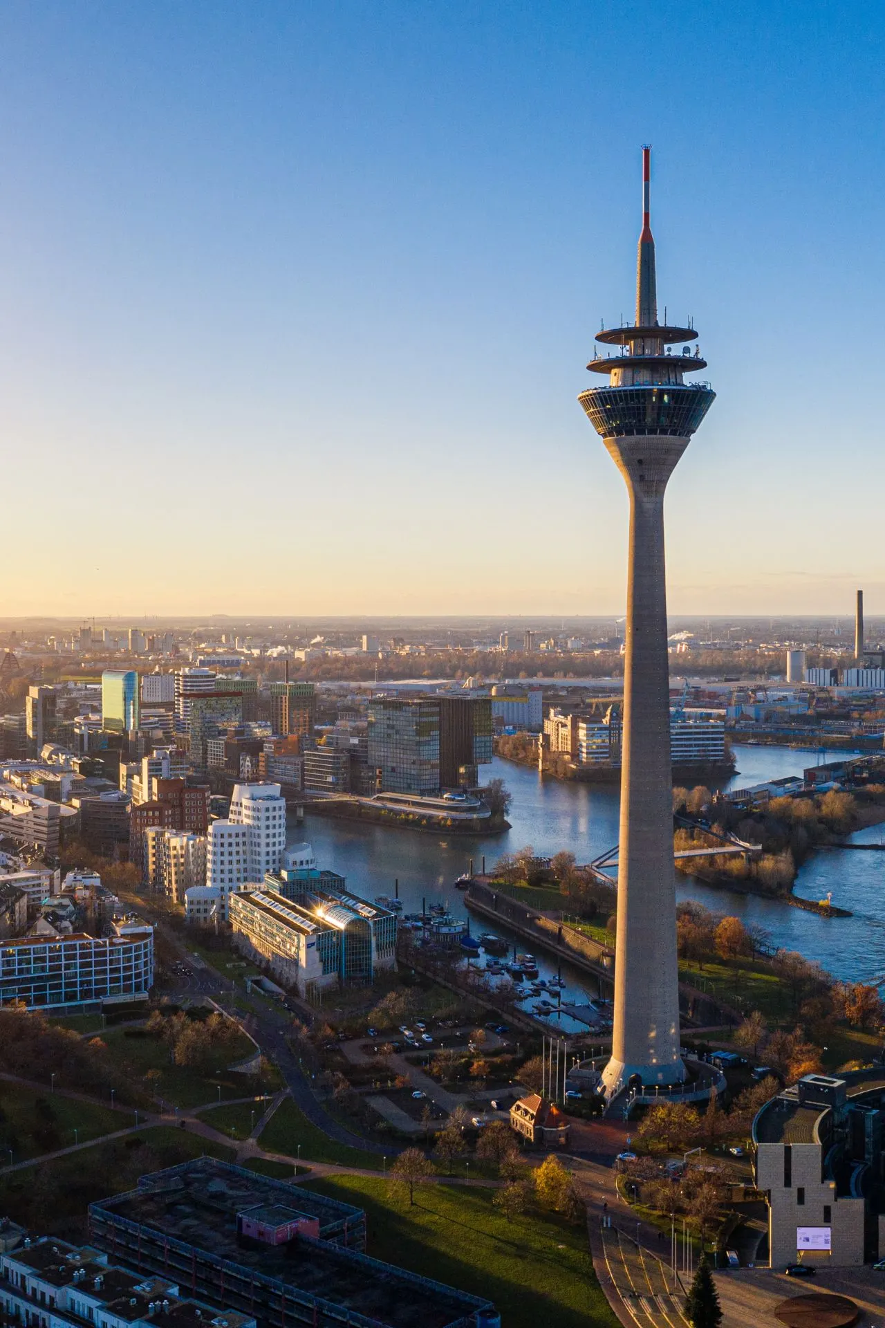 Foto van de skyline van Dusseldorf, mooie lucht en grote uitzendtoren is te zien.
