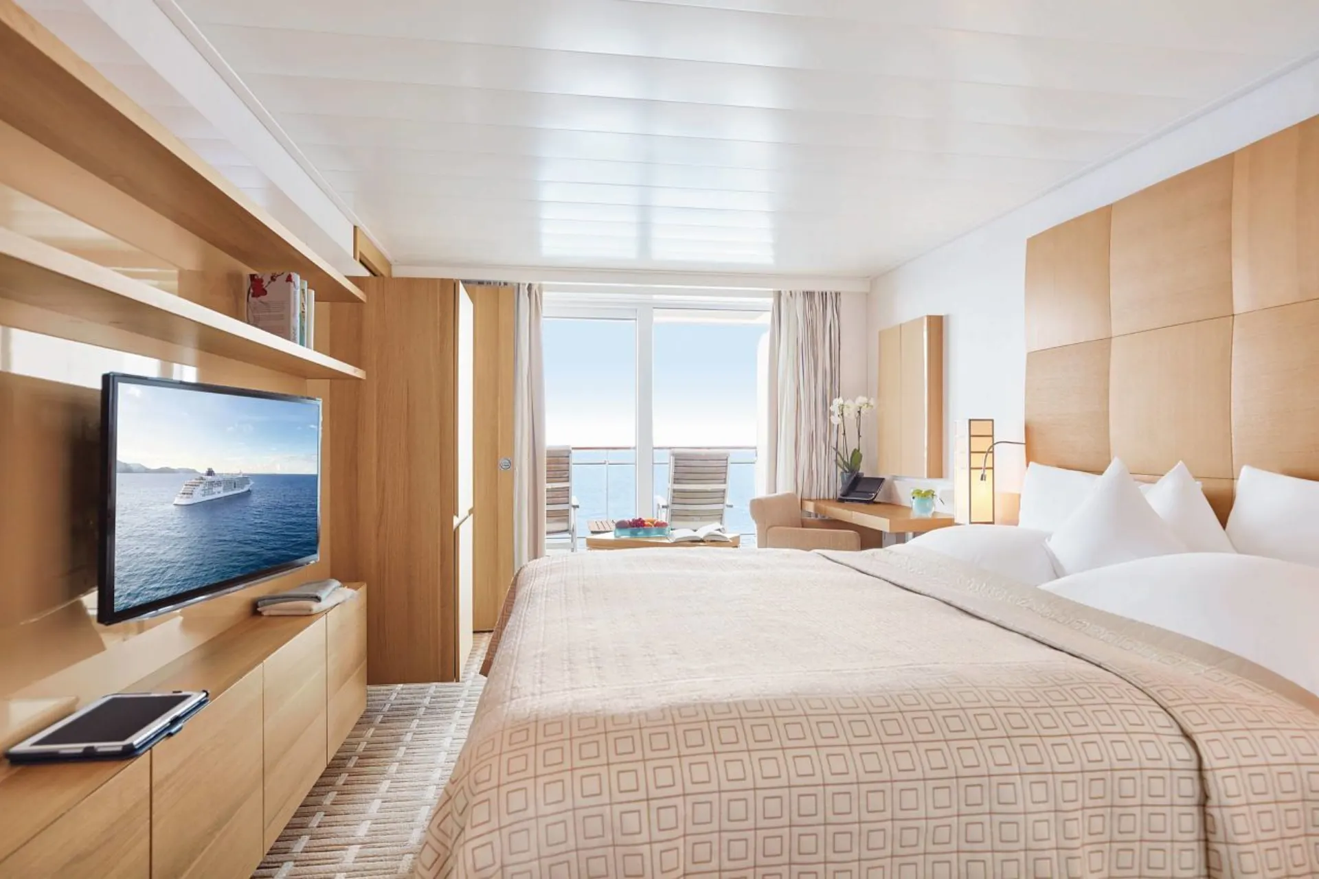 Luxe suite op de EUROPA 2 van Hapag Lloyd met aparte ouderslaapkamer, stijlvol ingericht en voorzien van moderne gemakken.