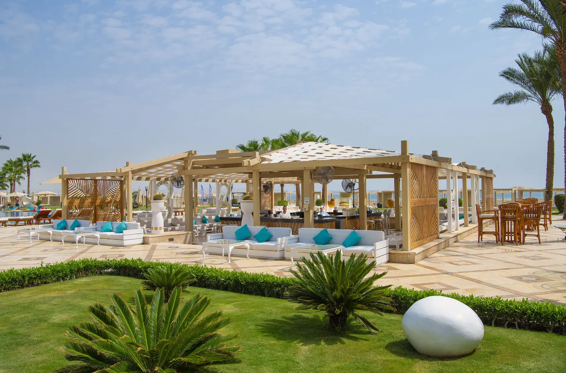 Strandlounge met beachbar bij Premier Le Reve Hotel & Spa, een adults‑only resort aan de Rode Zee in Egypte.