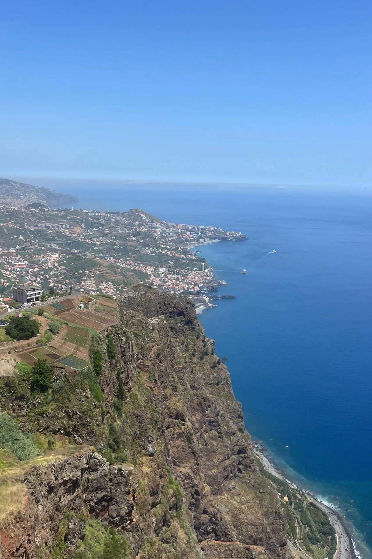 Panoramisch uitzicht vanaf de kliffen van Madeira op de ruige kustlijn en de oceaan.