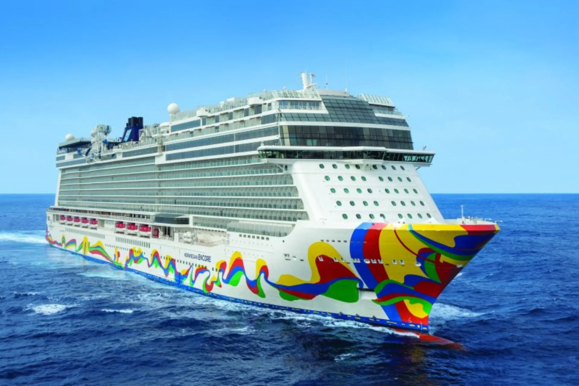 Modern cruiseschip van Norwegian Cruise Line op zee, bekend om Freestyle Cruising en wereldwijde cruisebestemmingen.
