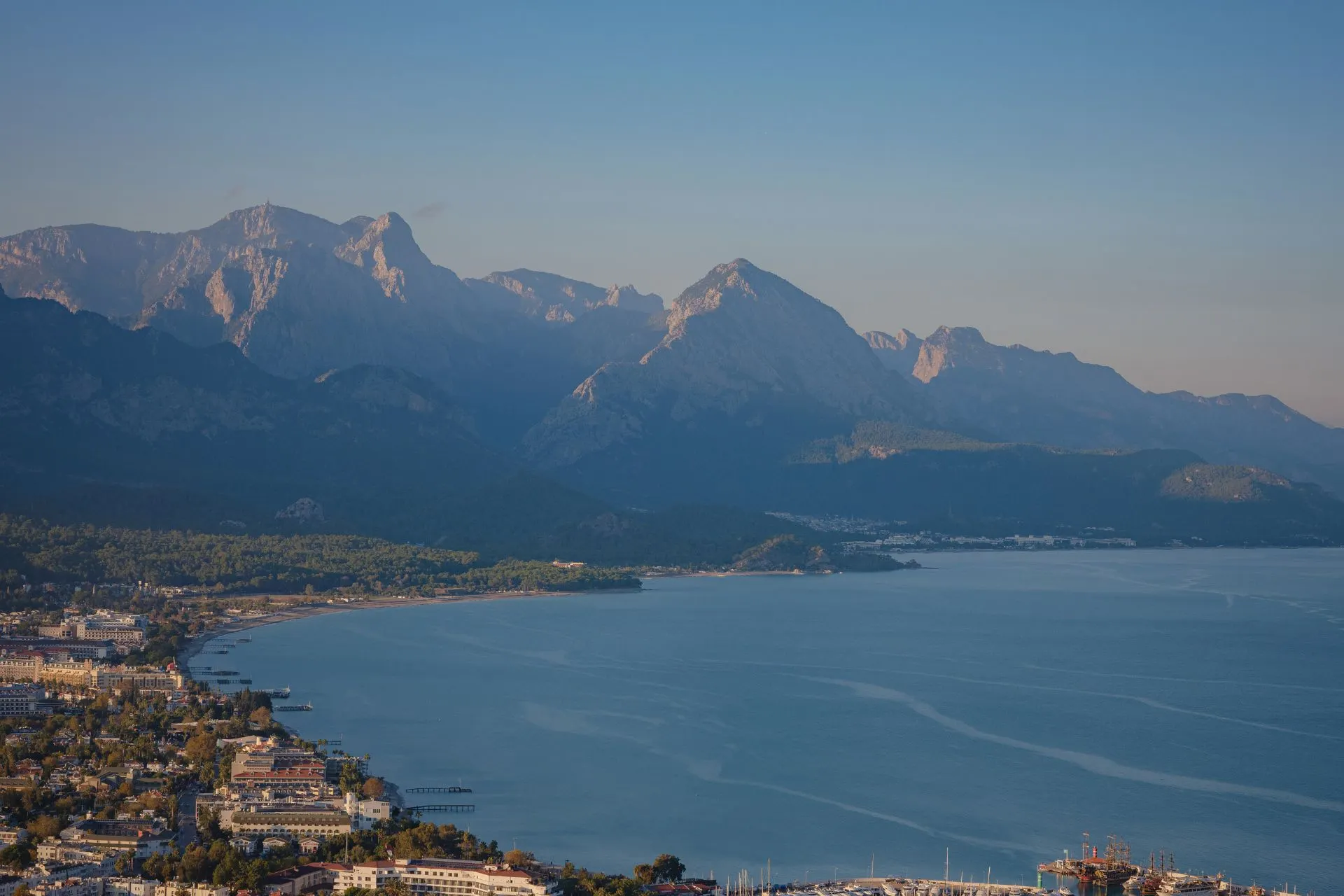 Panoramisch uitzicht in Kemer, Antalya, met een adembenemend uitzicht over de Middellandse Zee.