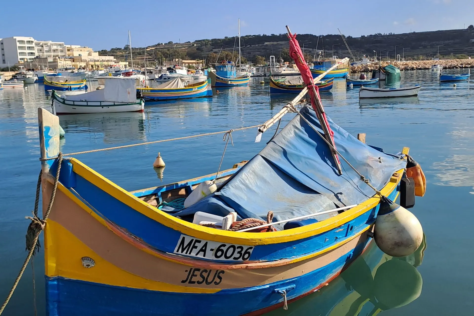 Kleurrijk bootje in de haven van Valetta, Malta.
