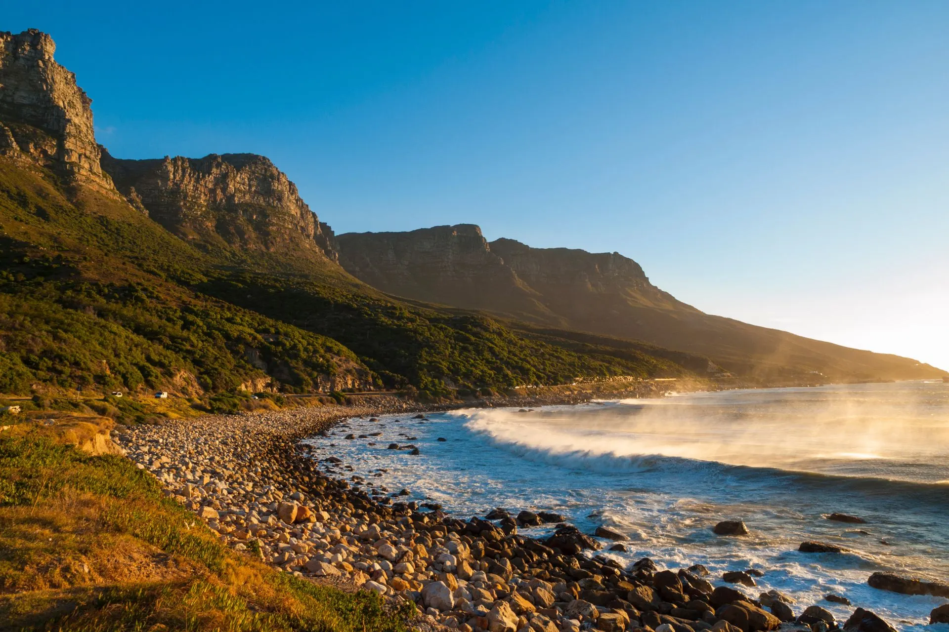 Groepsreis van Sawadee door Zuid‑Afrika langs indrukwekkende kustlijn en bergachtig landschap
