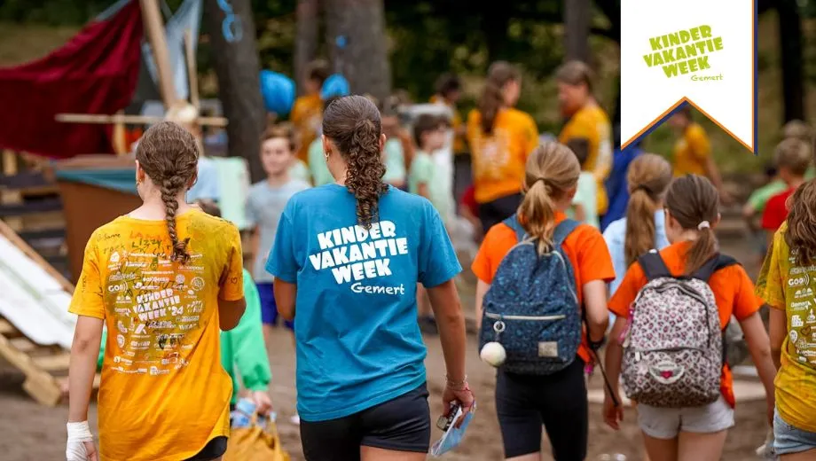 Groep meiden gefotografeerd van de achterkant, allemaal gekleed in kleurrijke shirts van de Kindervakantieweek Gemert.
