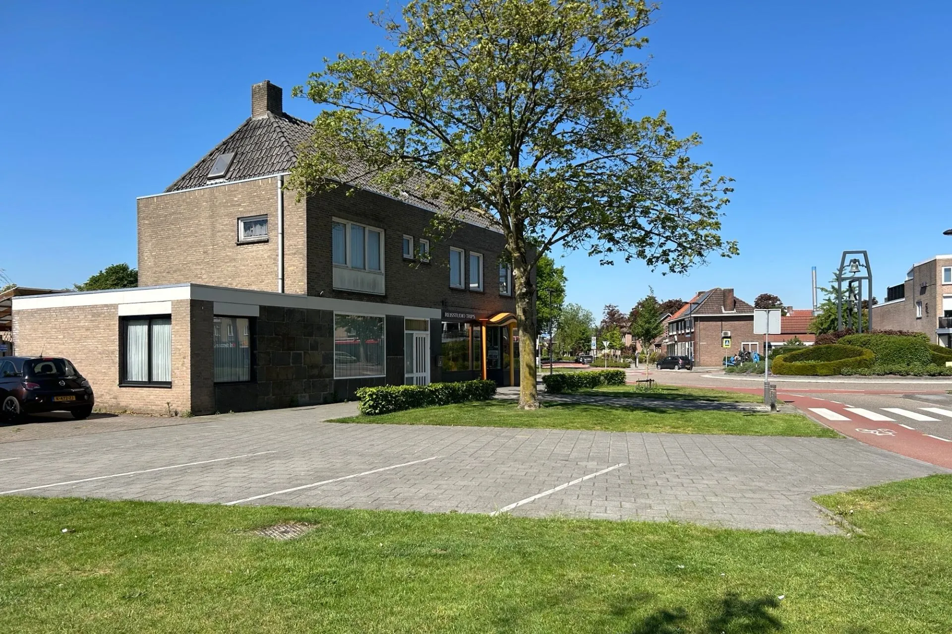 Parkeerplaatsen bij Travelcenter de Wit in Asten aan de Margrietstraat. Ideale locatie om je auto te parkeren als je langskomt om je vakantie te boeken of reisadvies in te winnen.