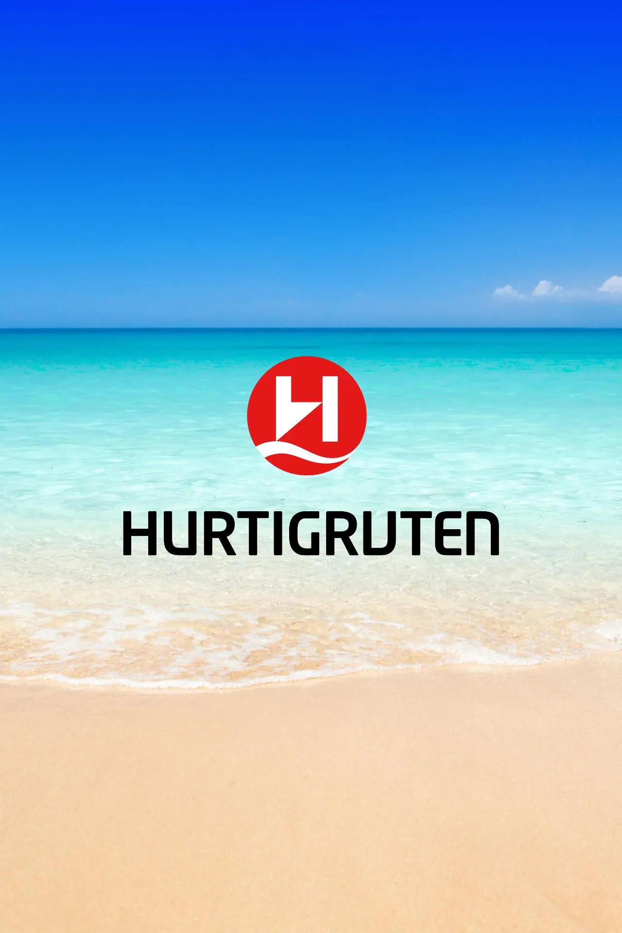 Logo van Hurtigruten op een strand met turquoise water en een heldere blauwe lucht. 