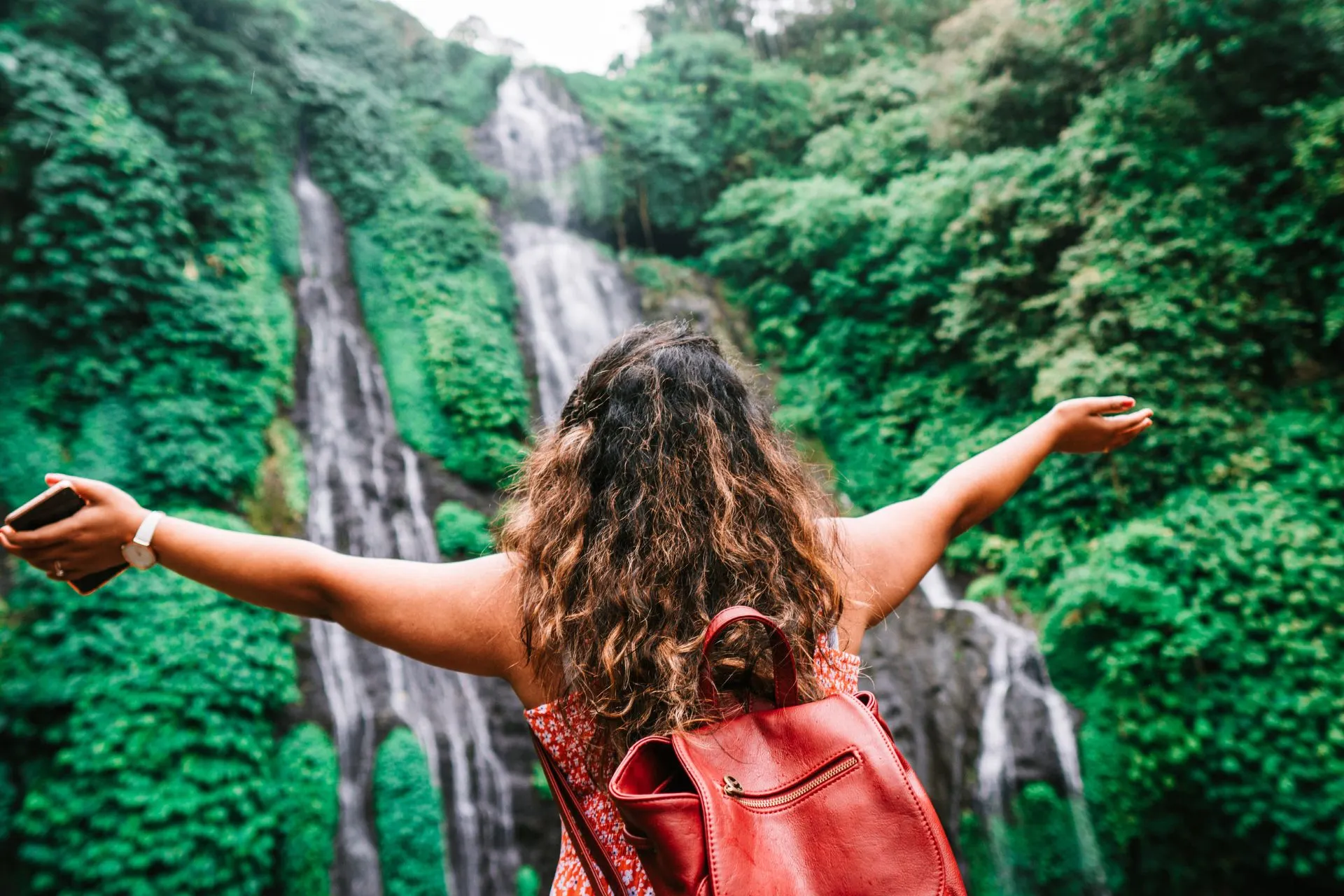 Reiziger geniet van natuur en waterval in het buitenland – verzekerd met een doorlopende reisverzekering van Travelcenter de Wit en zorgverzekering buitenland goed geregeld