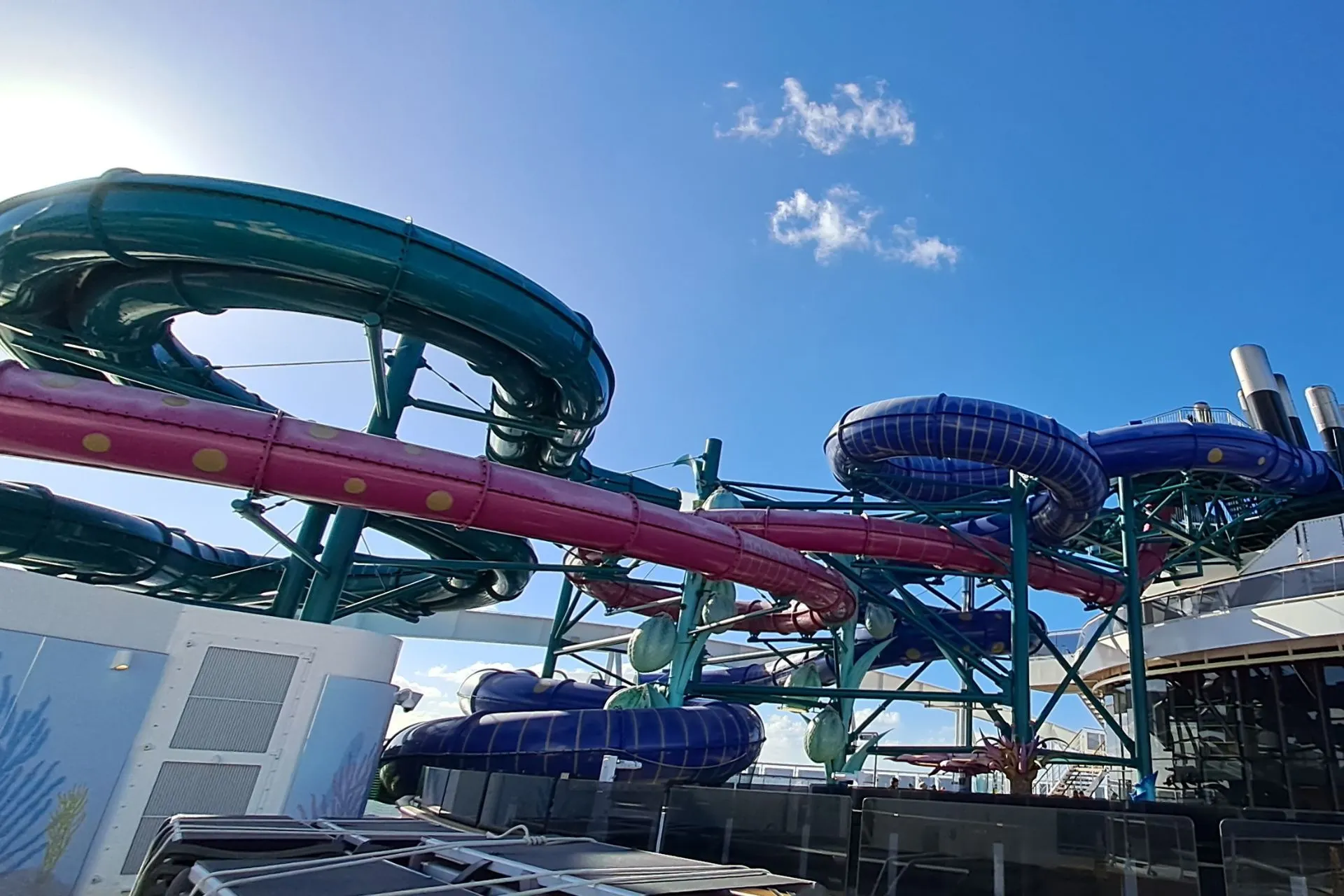 Grote kleurrijke glijbanen in het aquapark van een MSC Cruises schip, perfect voor waterpret op zee.