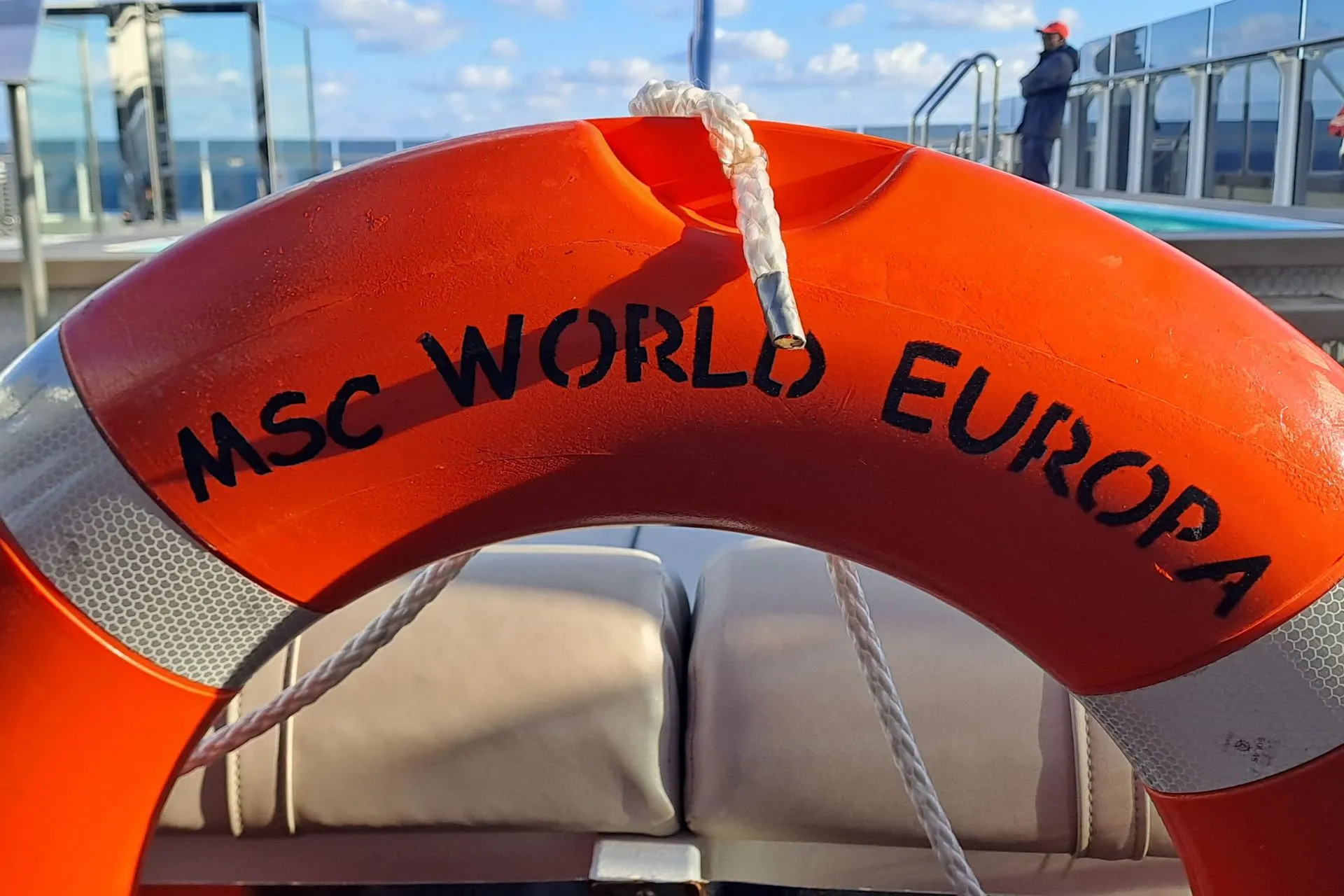 Feloranje boei op een cruiseschip, met de tekst 'MSC World Europa'.