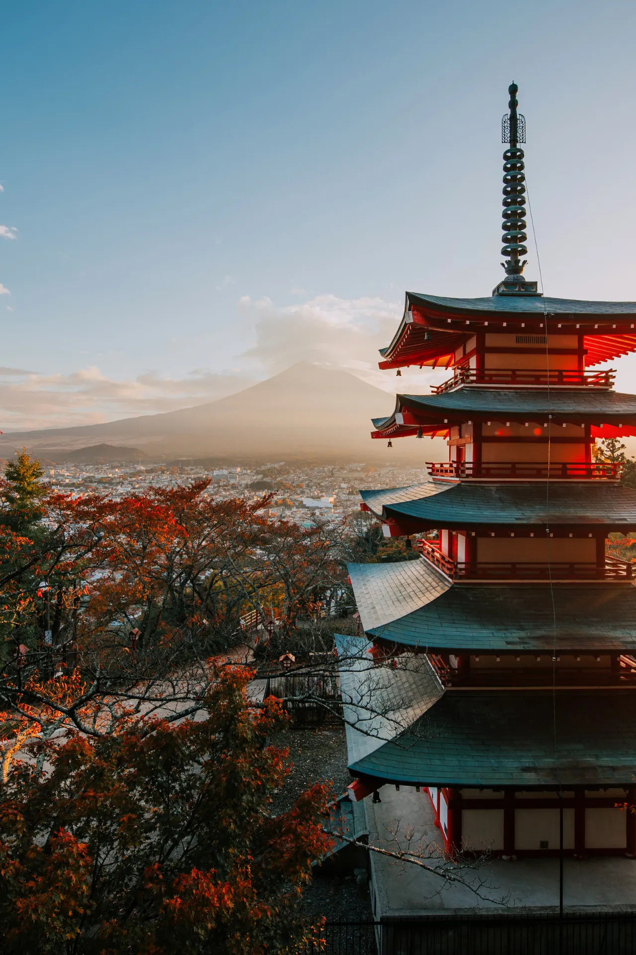 Prachtig uitzicht op Mount Fuji met een rode tempel op de voorgrond.