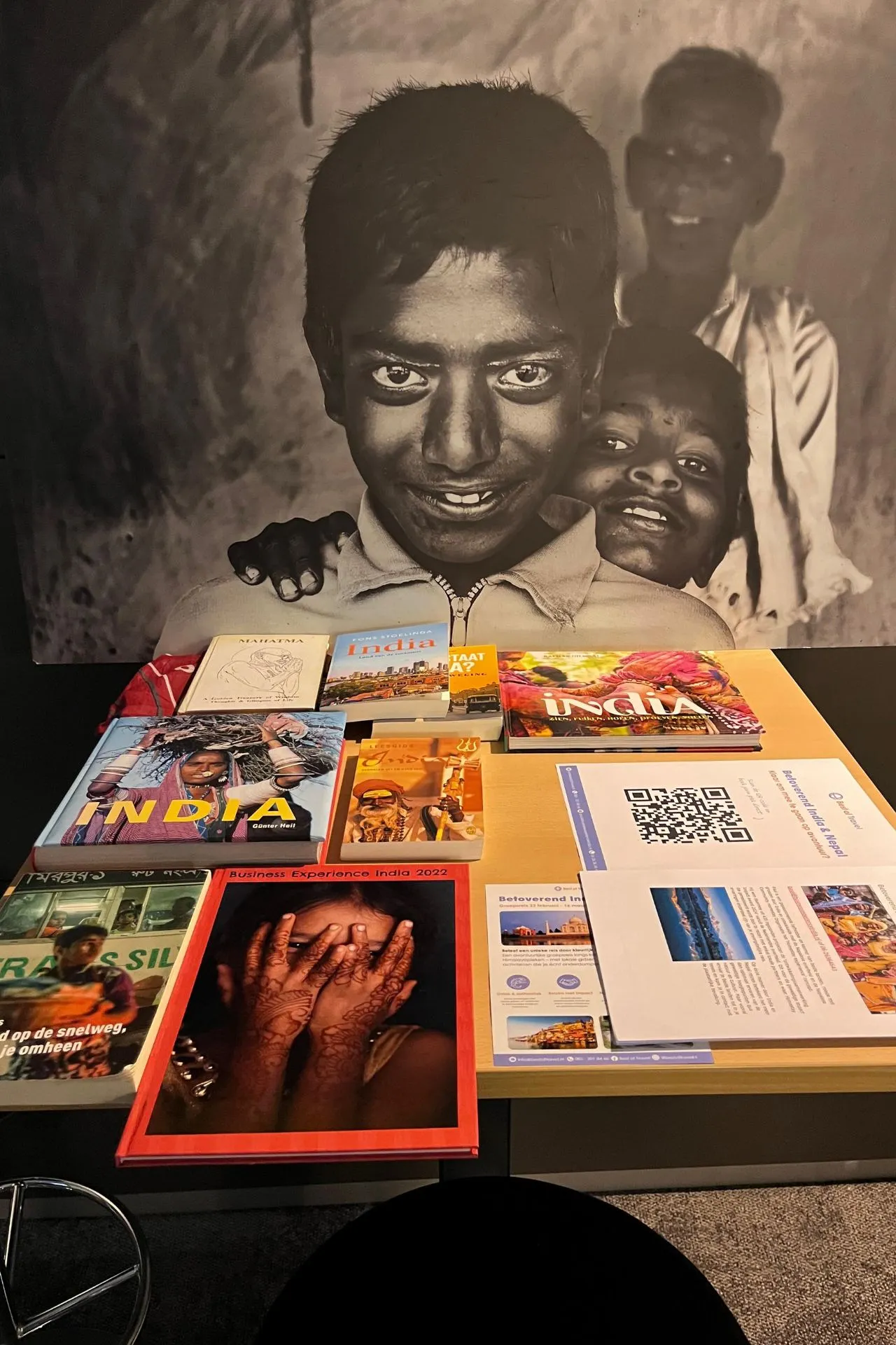 Reisboeken, bestemmingsinformatie en inspiratie op tafel tijdens een inspiratieavond van Travelcenter de Wit in het Experience Center in Veghel.