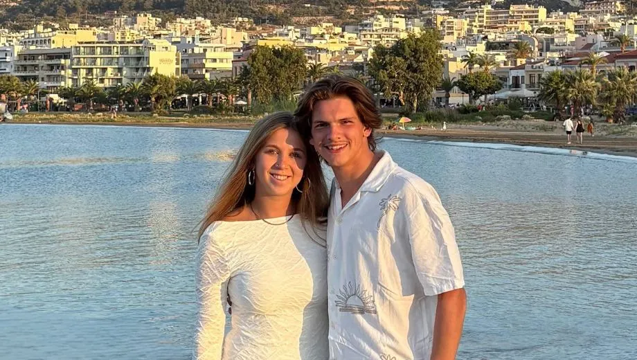 Twee personen lachend in de avondzon op het strand van Rethymnon, Kreta.