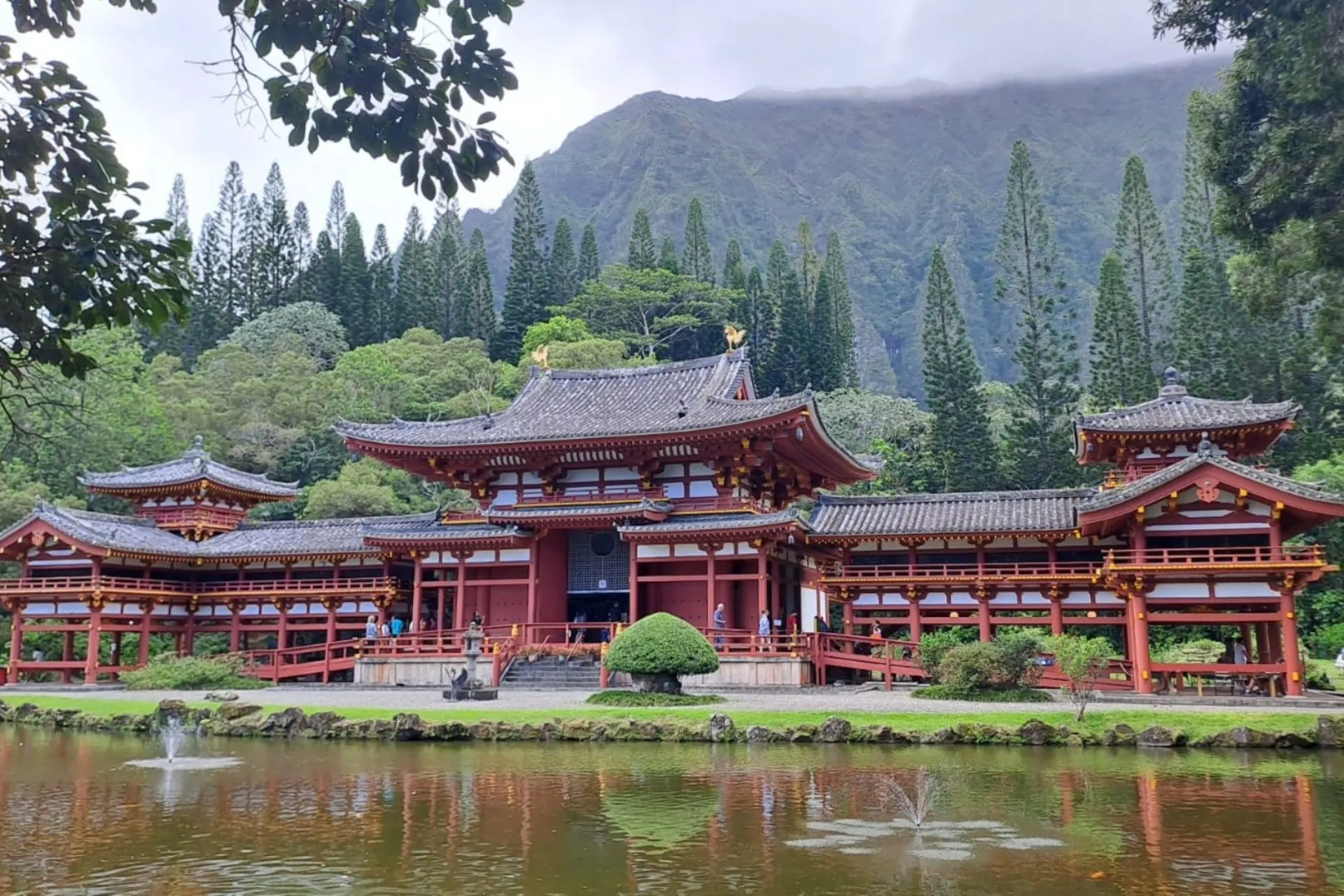 Byodo-In Tempel in Oahu, Hawaii, met een serene vijver en groene bergen op de achtergrond.