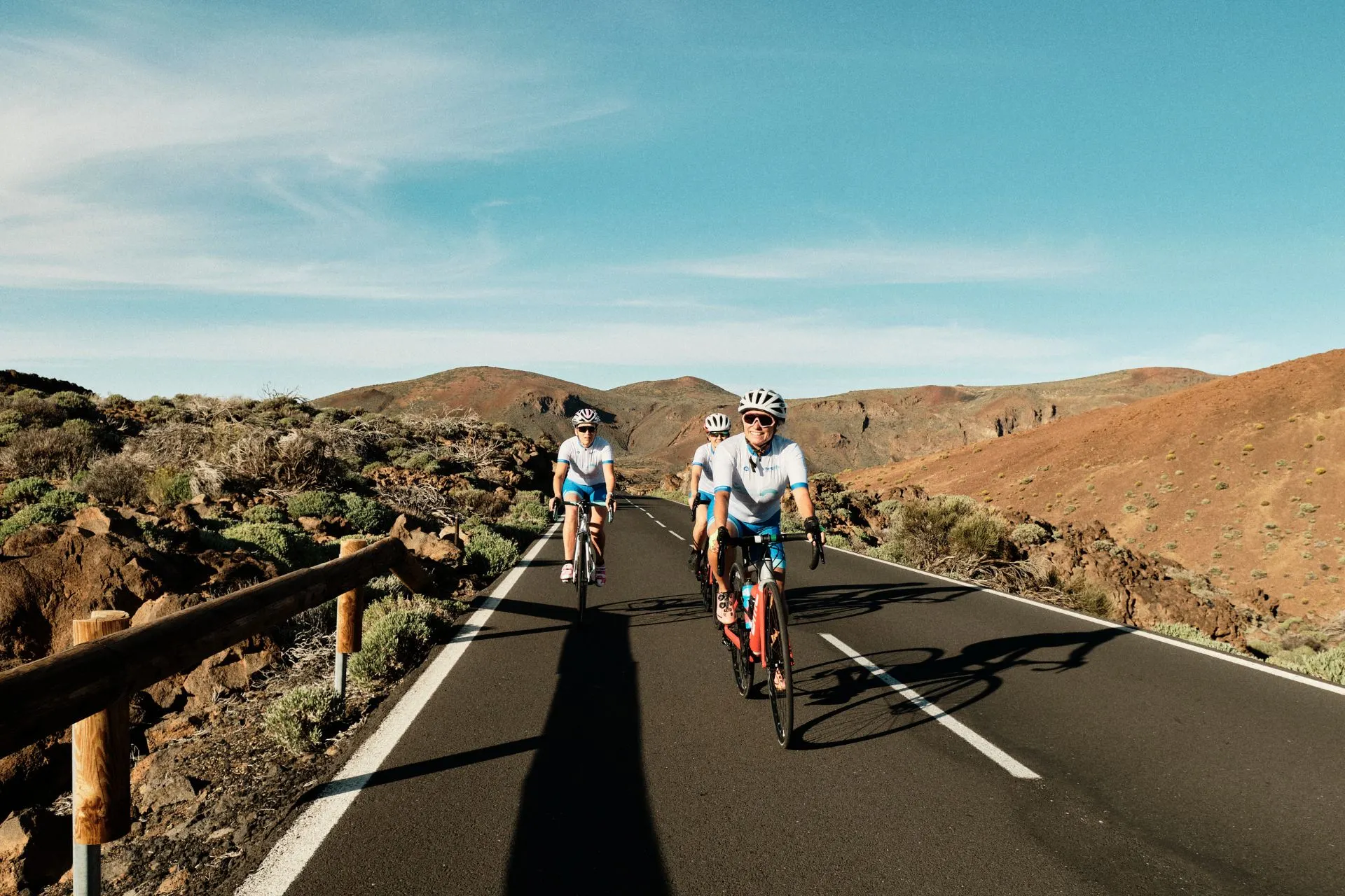 Fietsers verkennen het vulkanische landschap van Tenerife tijdens een fietstocht door de bergen van Noord-Tenerife.