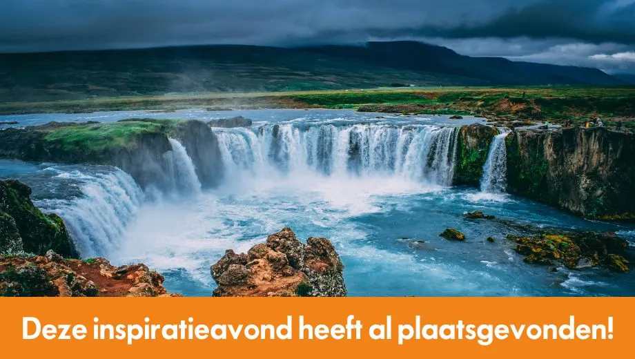 Deze inspiratieavond heeft al plaatsgevonden. Indrukwekkende Goðafoss-waterval in IJsland, waar breed water naar beneden stort in een blauwe rivier, omgeven door ruige rotsen en groene vlaktes.