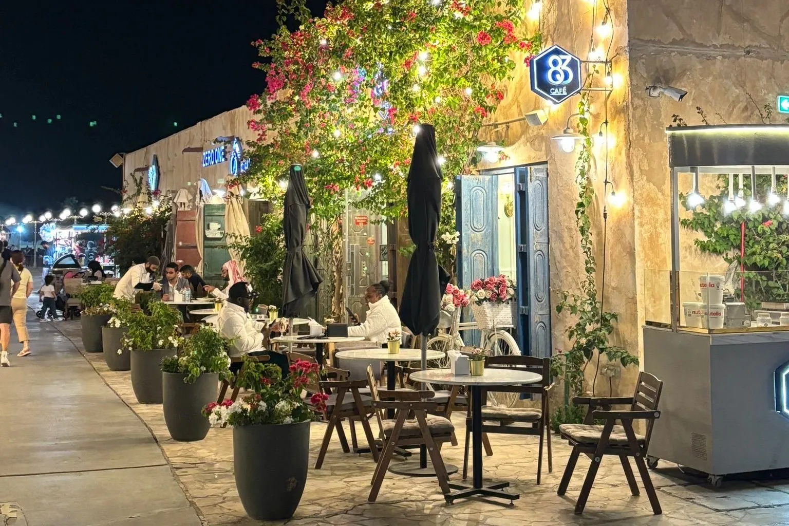 We hebben ook Soukh Al Wakrah bezocht, een charmante kuststad met een rustiger, meer authentiek gevoel. Hier kun je genieten van de rustige sfeer, de nabijheid van het strand, en natuurlijk de vele lokale winkeltjes en restaurants.