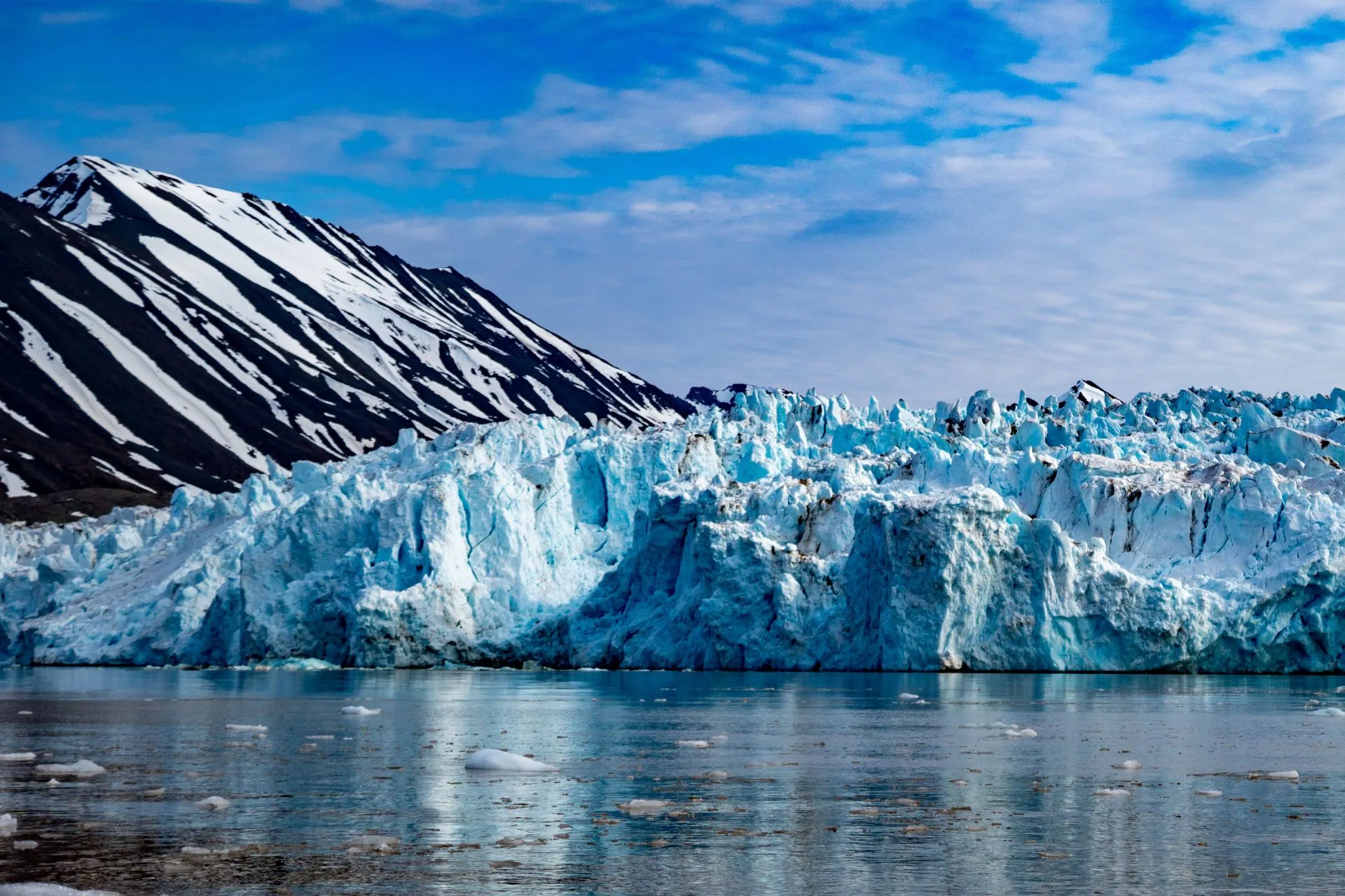 In de fjorden van Spitsbergen drijven grote ijsplaten langs indrukwekkende gletsjers. Dit unieke landschap laat de kracht en schoonheid van het poolgebied zien.
