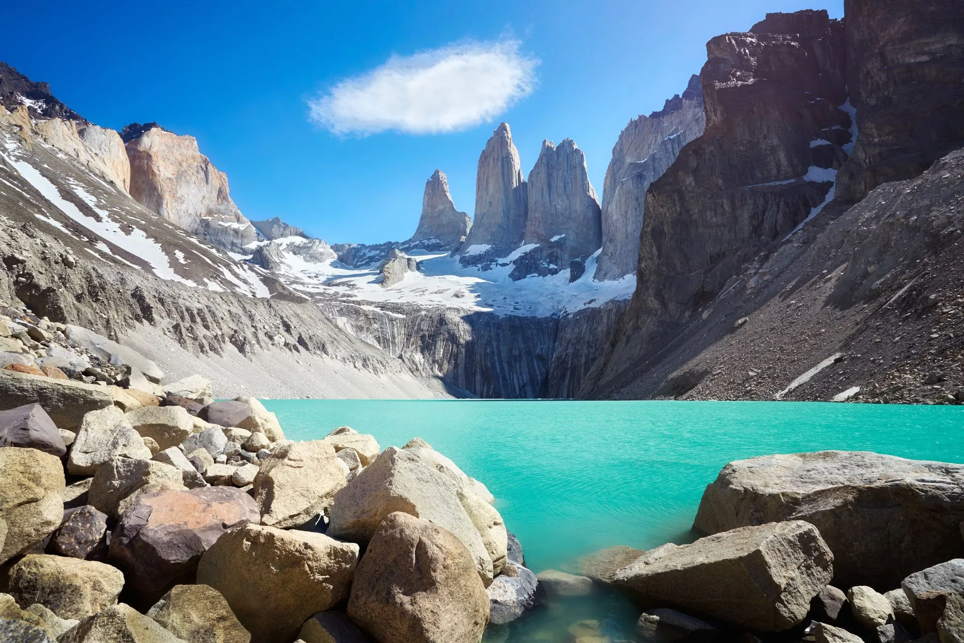 Torres del Paine Nationaal Park in Chili met turquoise bergmeer, ruige bergpieken en spectaculair landschap in Patagonië.