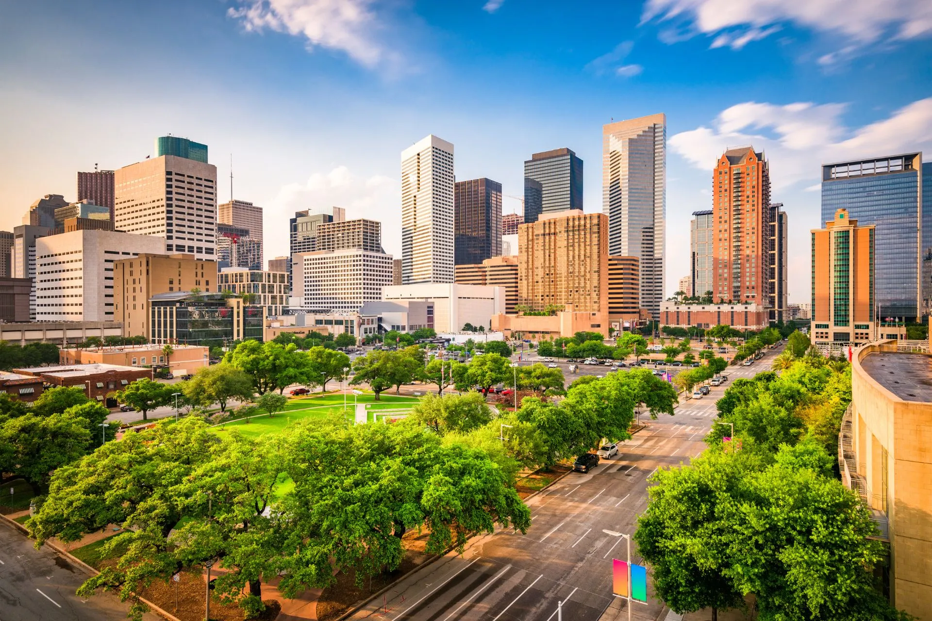 Panorama van de stad Houston, Texas, met wolkenkrabbers en de skyline onder een blauwe lucht.