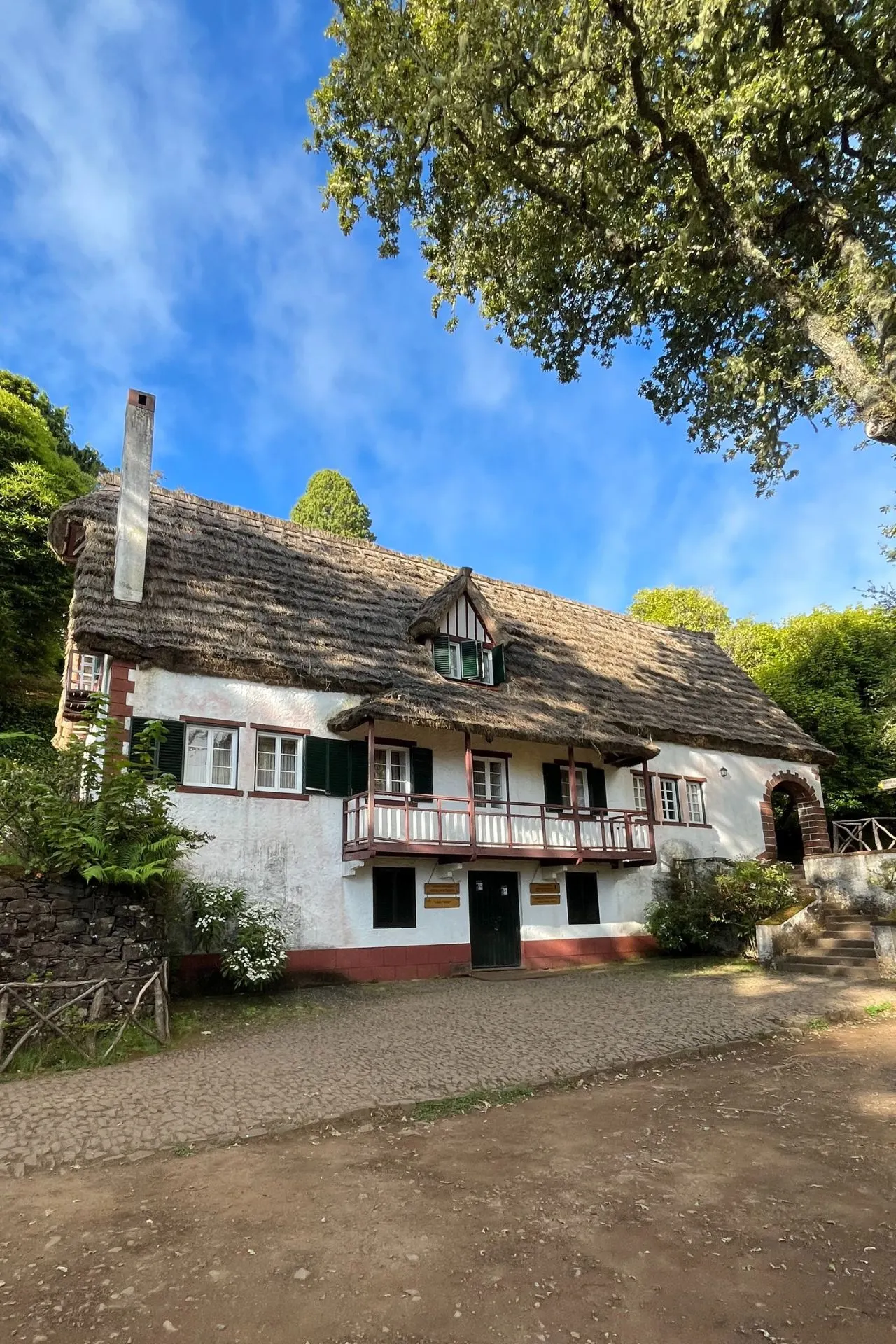 ittoresk huis met rieten dak en groene luiken in een landelijke omgeving op Madeira.