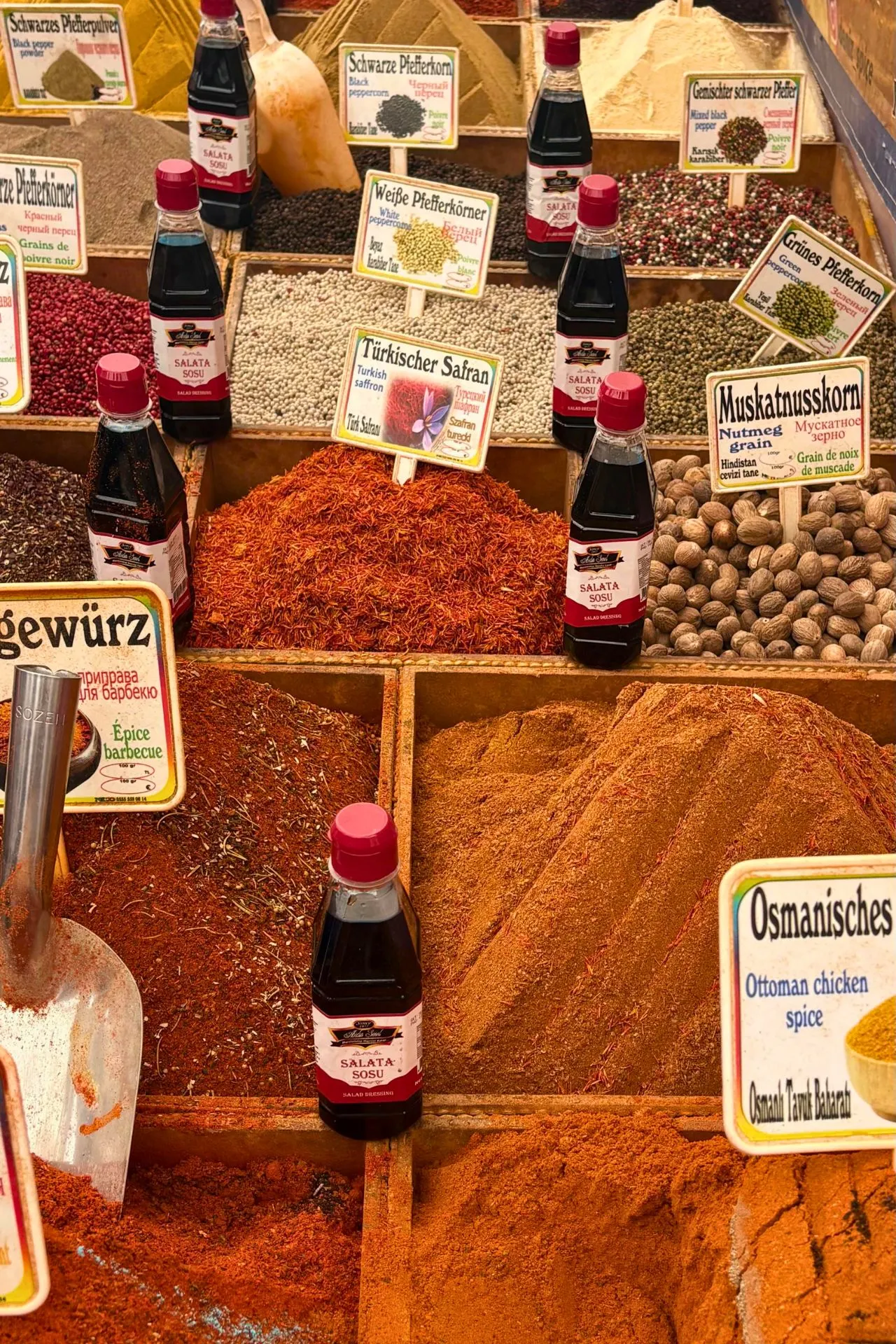 Kraam met kleurrijke specerijen, saffraan, peper, kruidenmixen en lokale producten op een traditionele markt in Turkije. De geuren, kleuren en smaken van de Turkse keuken komen hier samen. Een bezoek aan een lokale markt rond Side is een populaire activiteit tijdens een vakantie aan de Turkse Rivièra.
